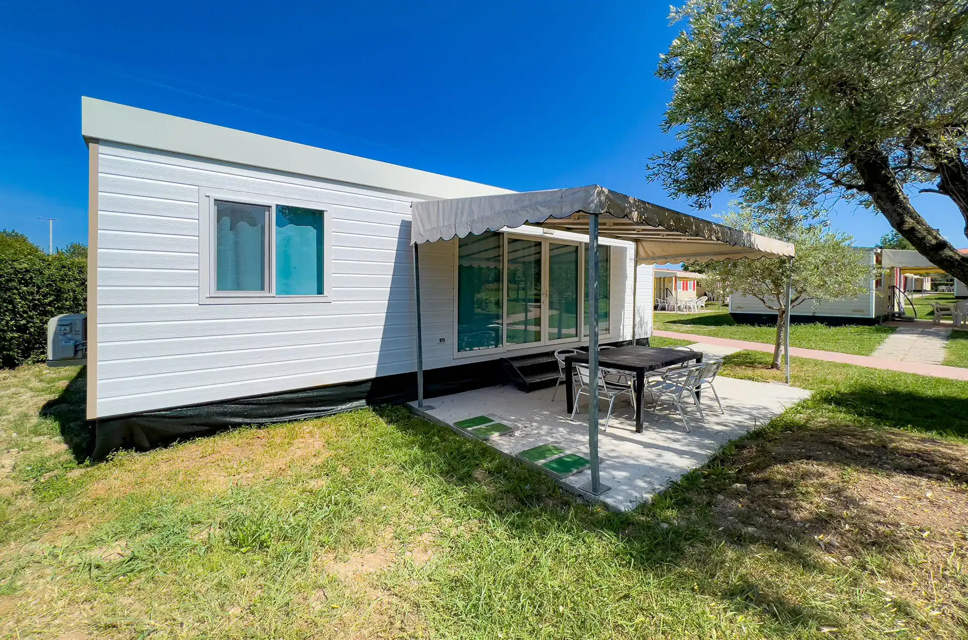 Exemple d'un mobile home Deluxe de la résidence de vacances The Garda Village à Colombare di Sirmione, proche du Lac de Garde, en Italie