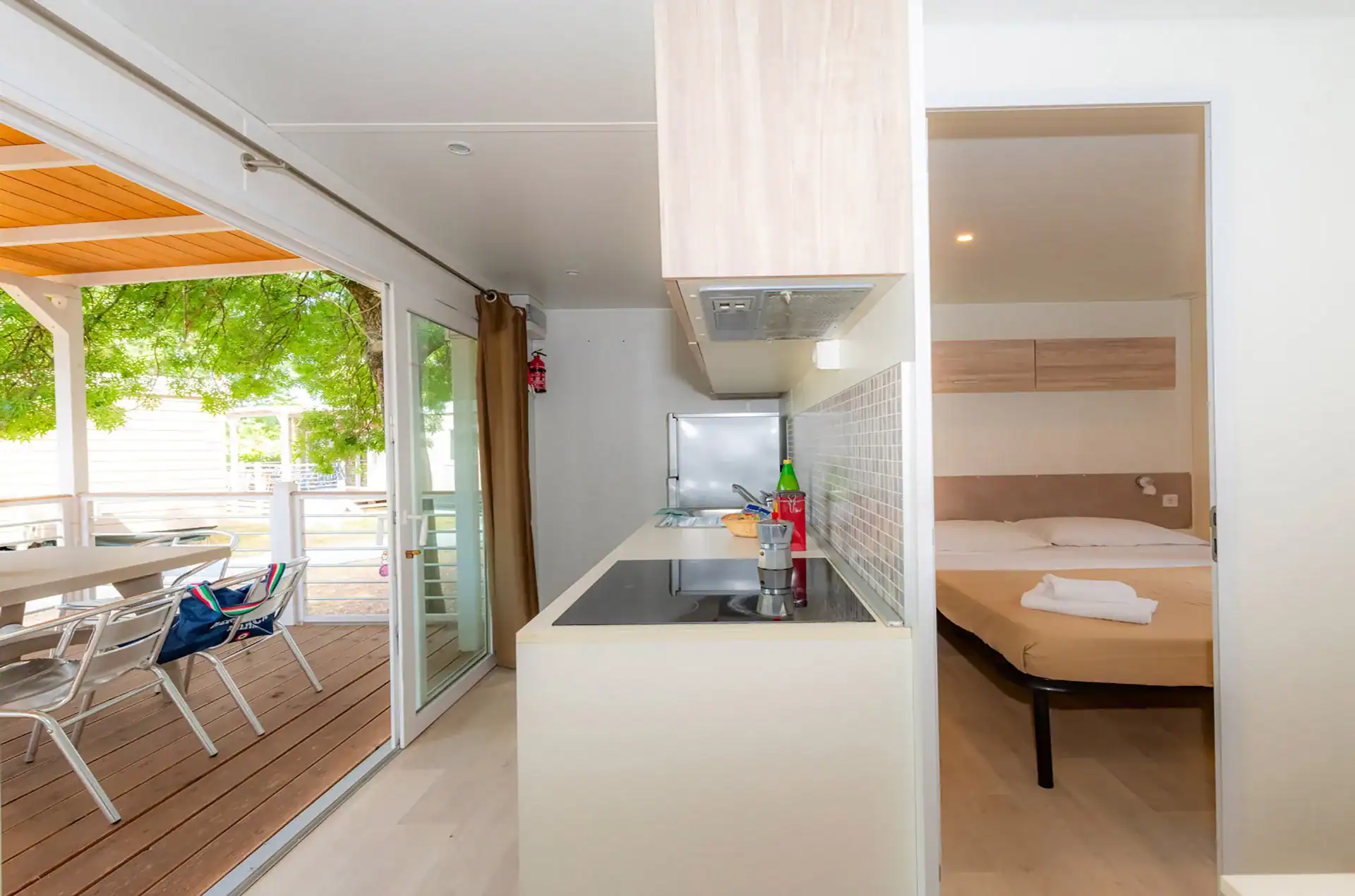 Exemple de terrasse et intérieur d'un mobile-home prestige de la résidence de vacances The Garda Village à Comombare di Sirmione en Italie