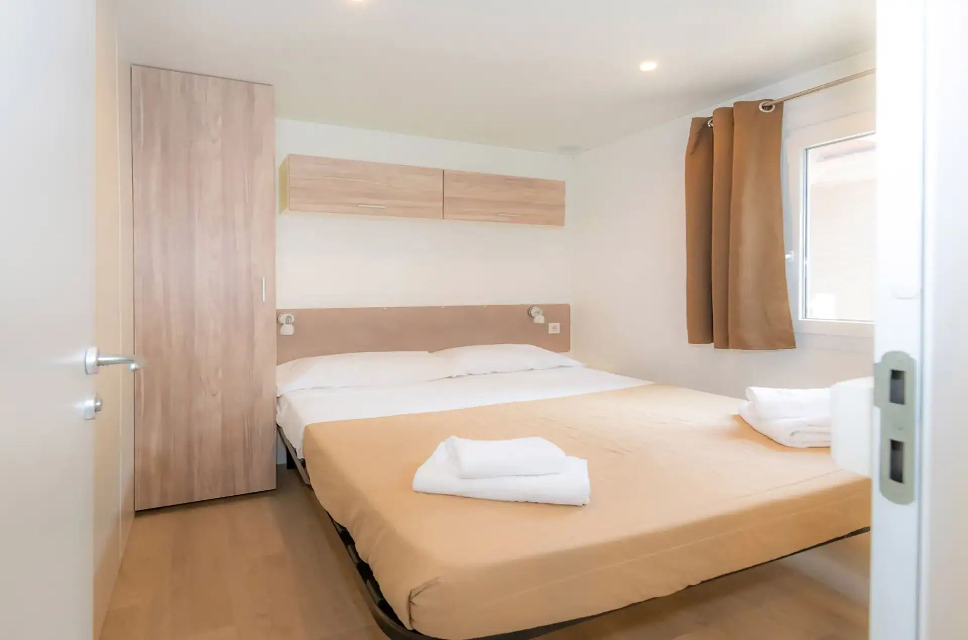 Exemple de chambre d'un mobile-home prestige de la résidence de vacances The Garda Village à Comombare di Sirmione en Italie