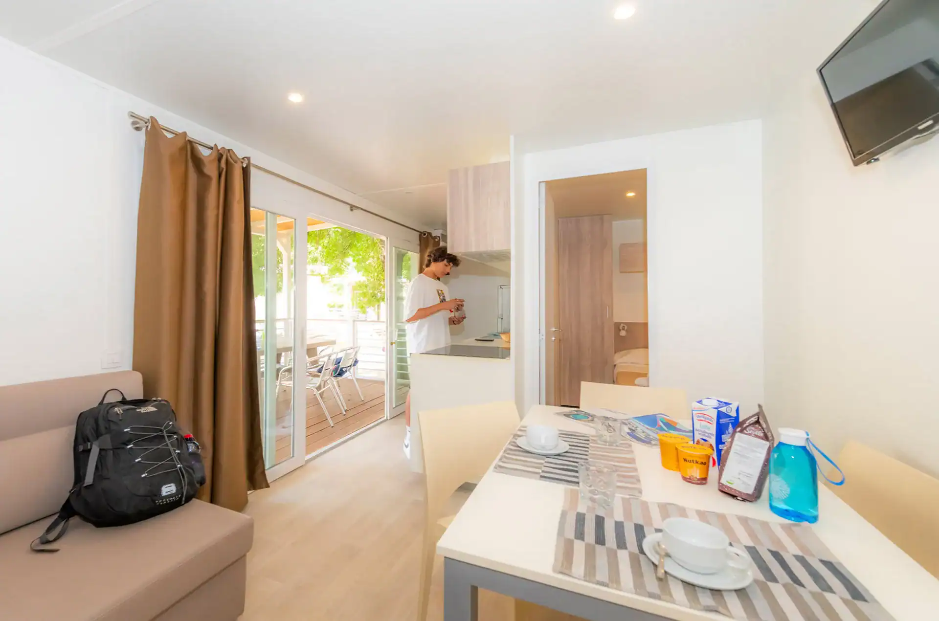 Exemple de coin kitchenette d'un mobile-home prestige de la résidence de vacances The Garda Village à Comombare di Sirmione en Italie