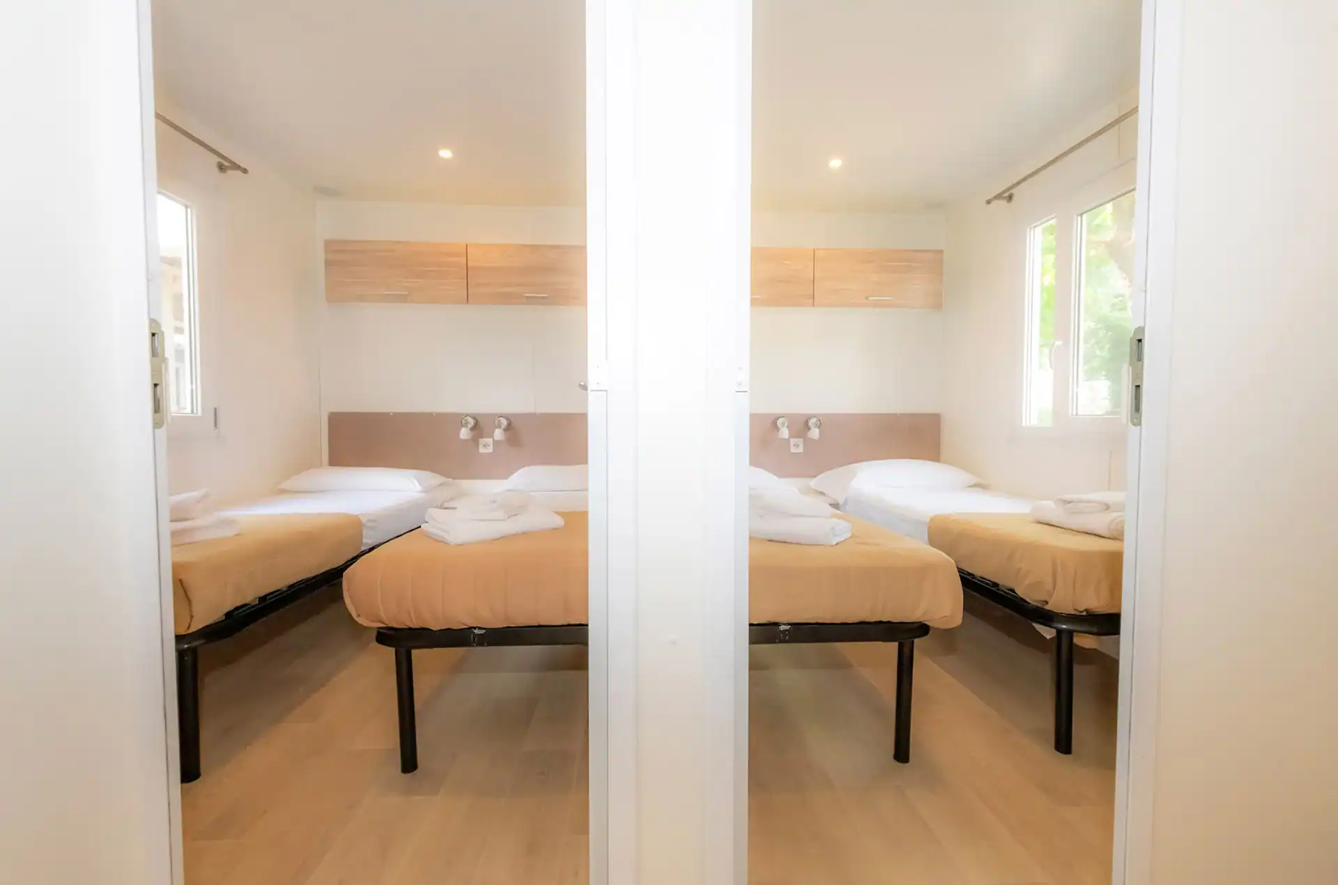 Exemple de chambres d'un mobile-home prestige de la résidence de vacances The Garda Village à Comombare di Sirmione en Italie