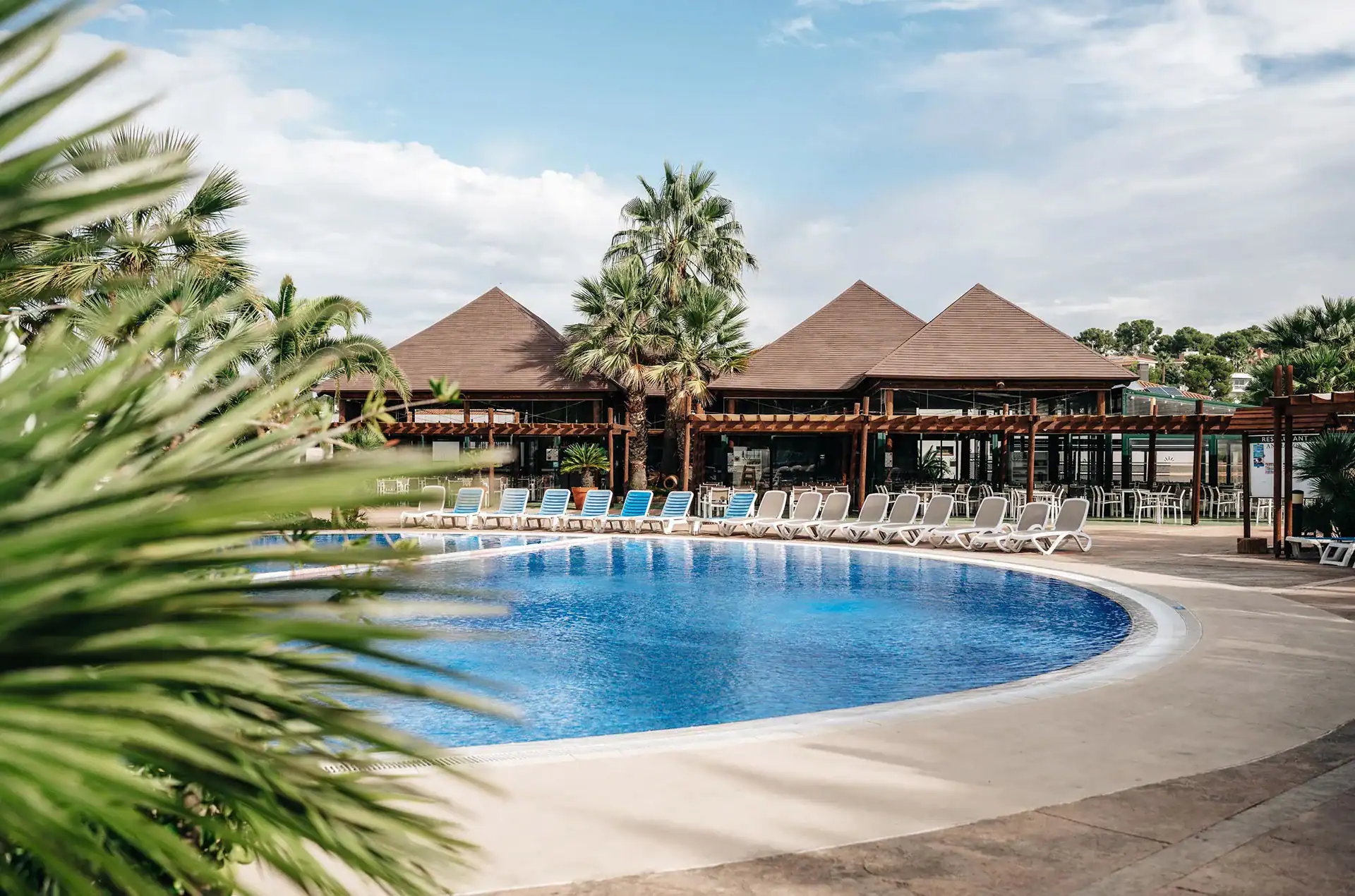 Piscine du Camping Torre de la Mora à Tarragone en Espagne, sur la Costa Dorada