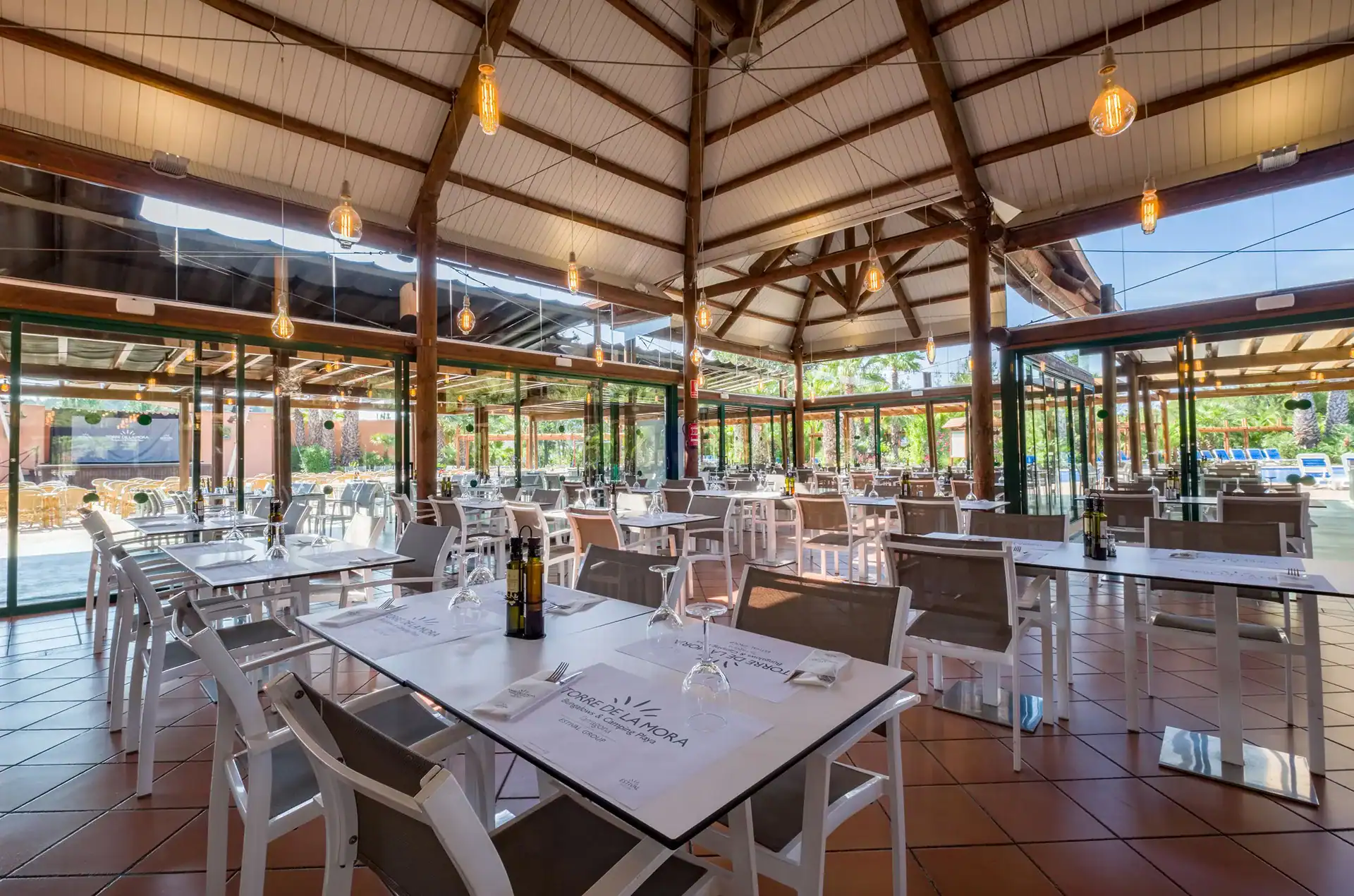 Restaurant du Camping Torre de la Mora à Tarragone en Espagne, sur la Costa Dorada