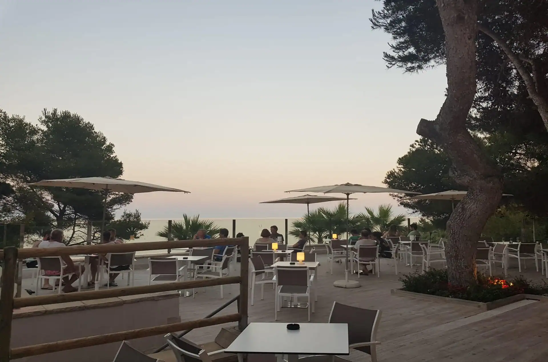 Terrasse du Camping Torre de la Mora à Tarragone en Espagne, sur la Costa Dorada