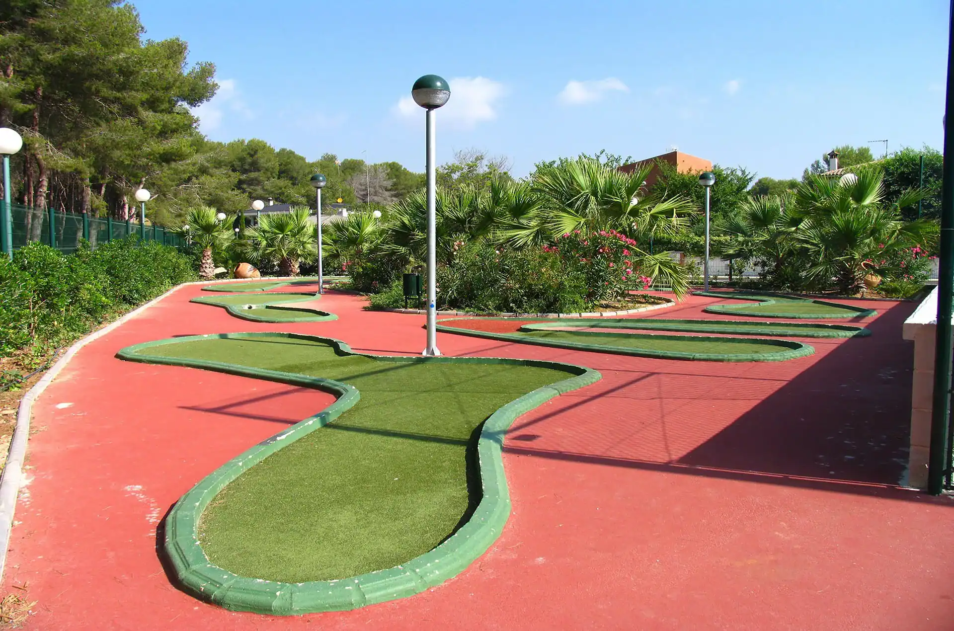 Mini golf du Camping Torre de la Mora à Tarragone en Espagne, sur la Costa Dorada