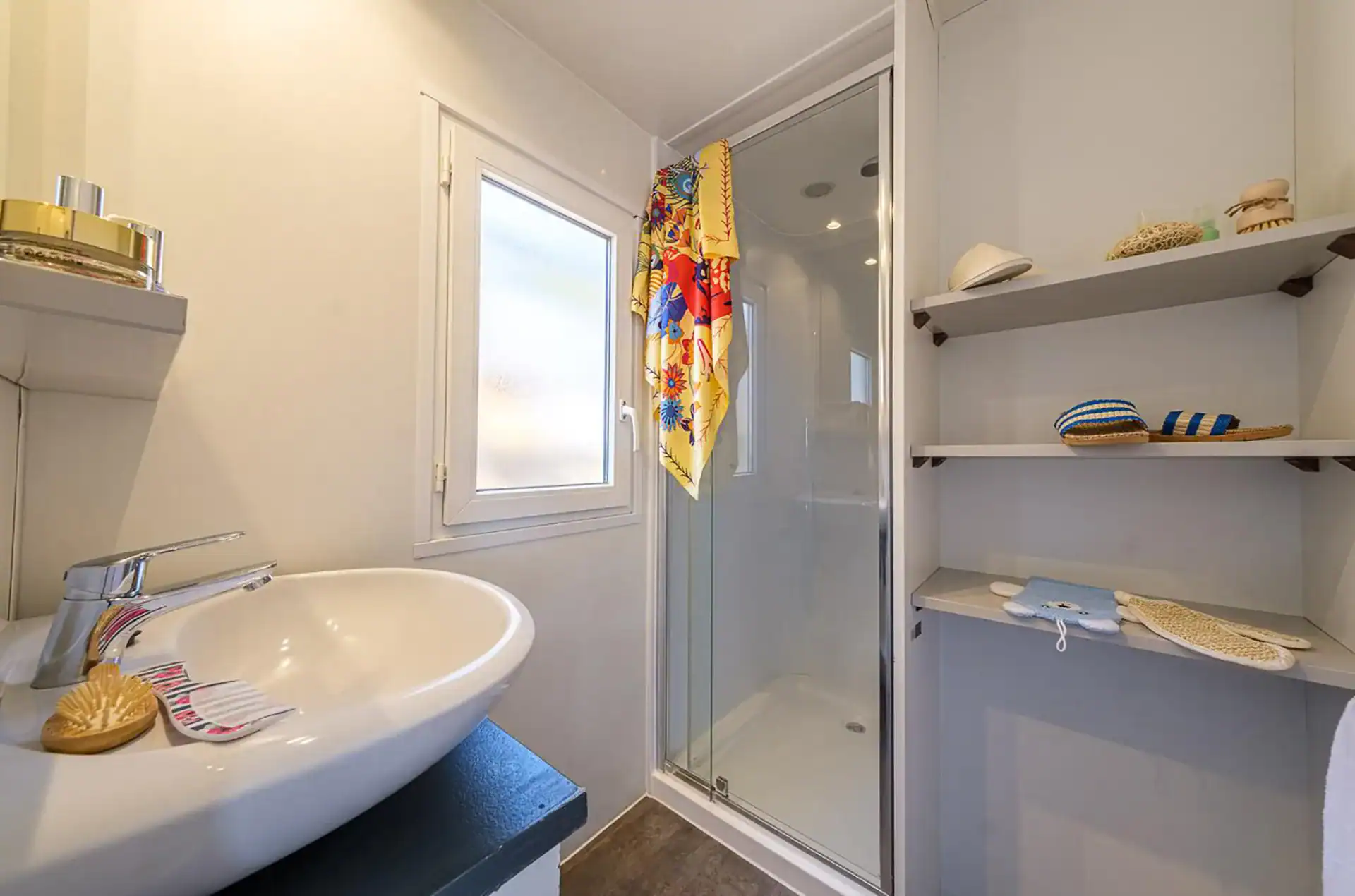 Exemple de Salle de bain d'un mobile-home 4/5 personnes du Camping Torre de la Mora à Tarragone en Espagne, sur la Costa Dorada