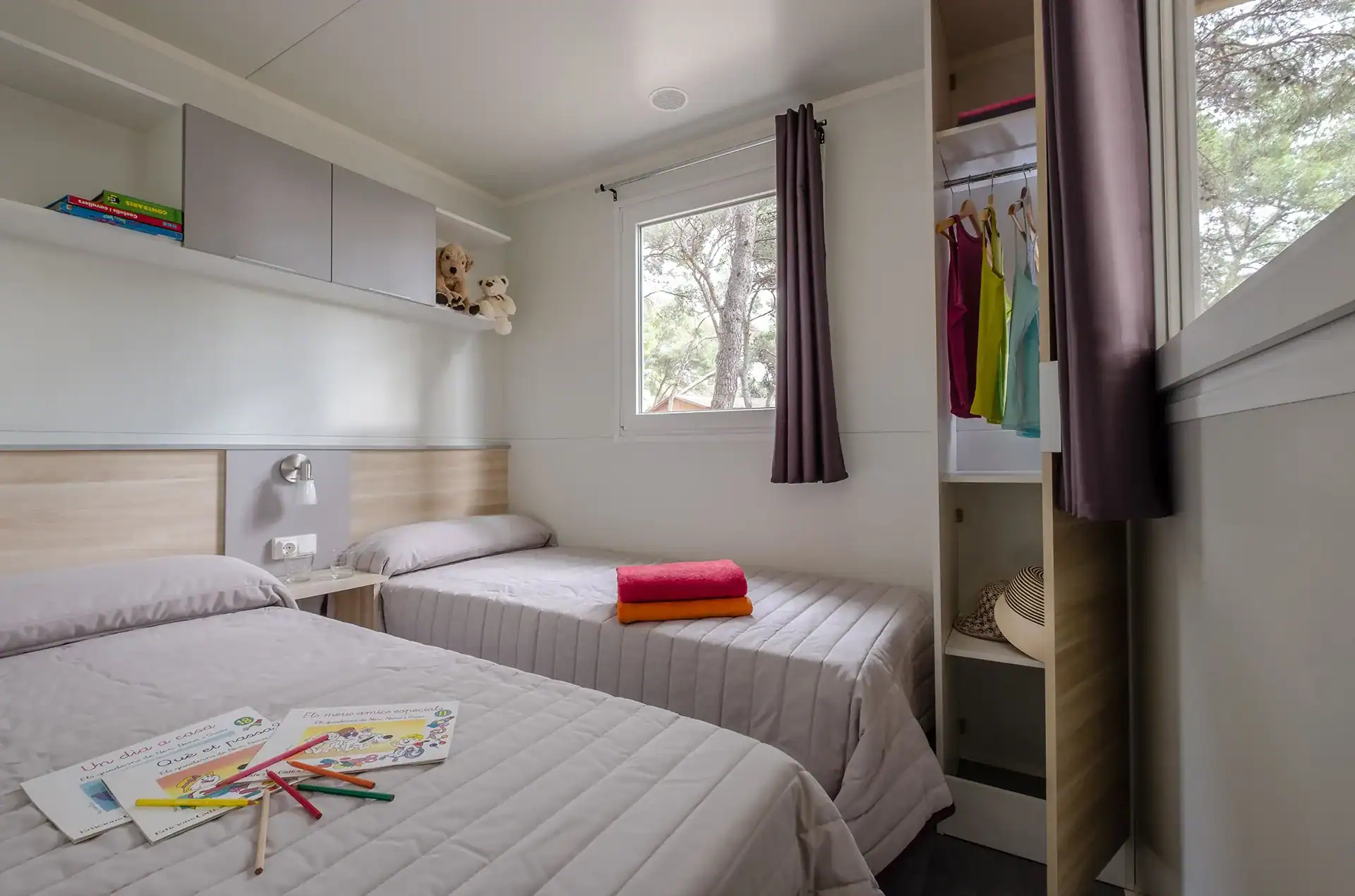 Exemple d'une chambre d'un mobile home 4/5 personnes du Camping Torre de la Mora à Tarragone en Espagne, sur la Costa Dorada