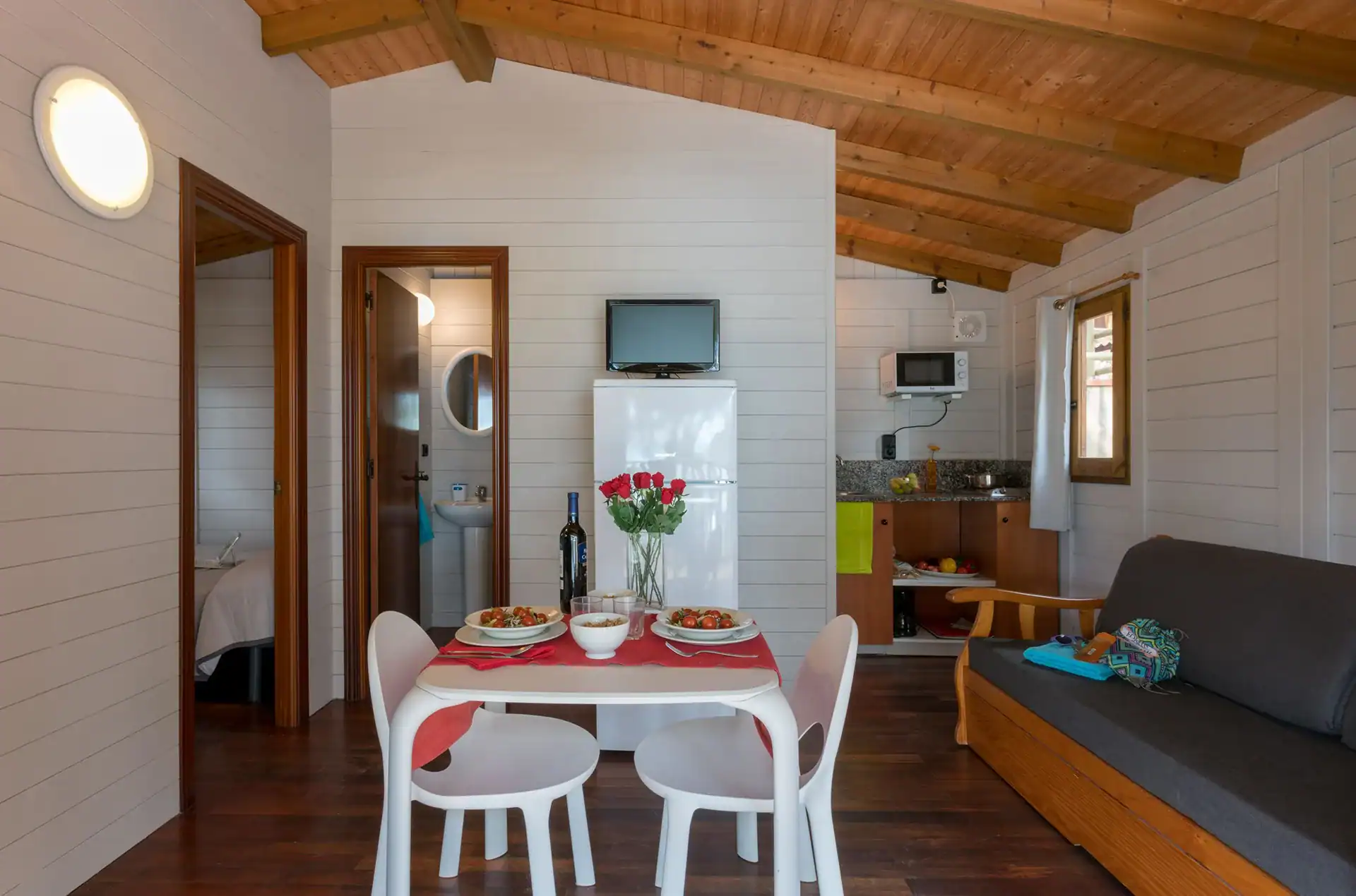 Exemple d'un intérieur d'un bungalow Madera 5 personnes du Camping Torre de la Mora à Tarragone en Espagne, sur la Costa Dorada