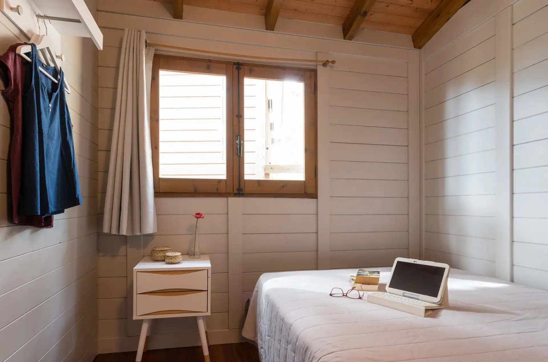 Exemple d'une chambre d'un bungalow Madera 5 personnes du Camping Torre de la Mora à Tarragone en Espagne, sur la Costa Dorada