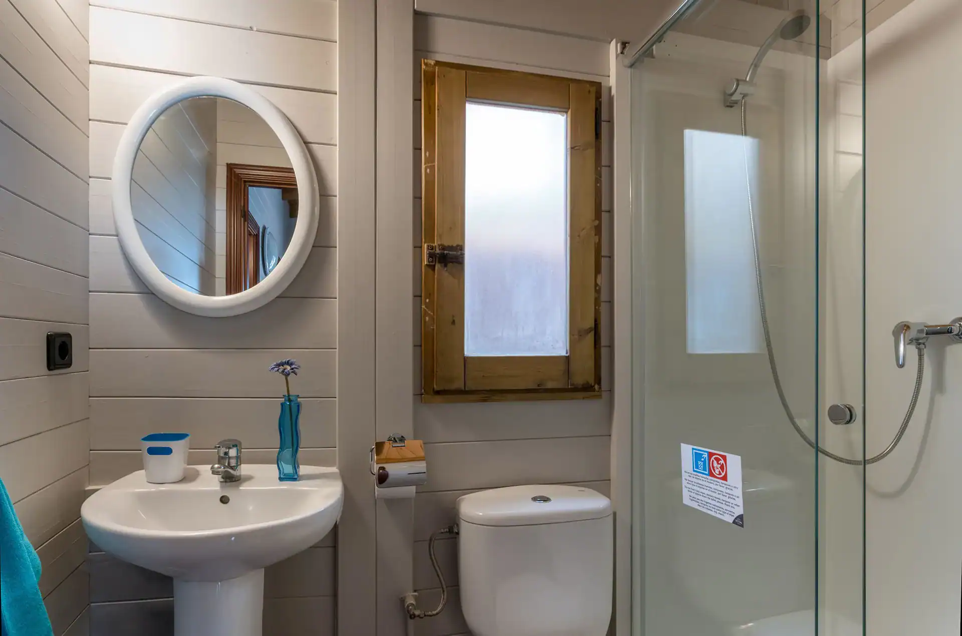 Exemple d'une salle de bain d'un bungalow Madera 5 personnes du Camping Torre de la Mora à Tarragone en Espagne, sur la Costa Dorada