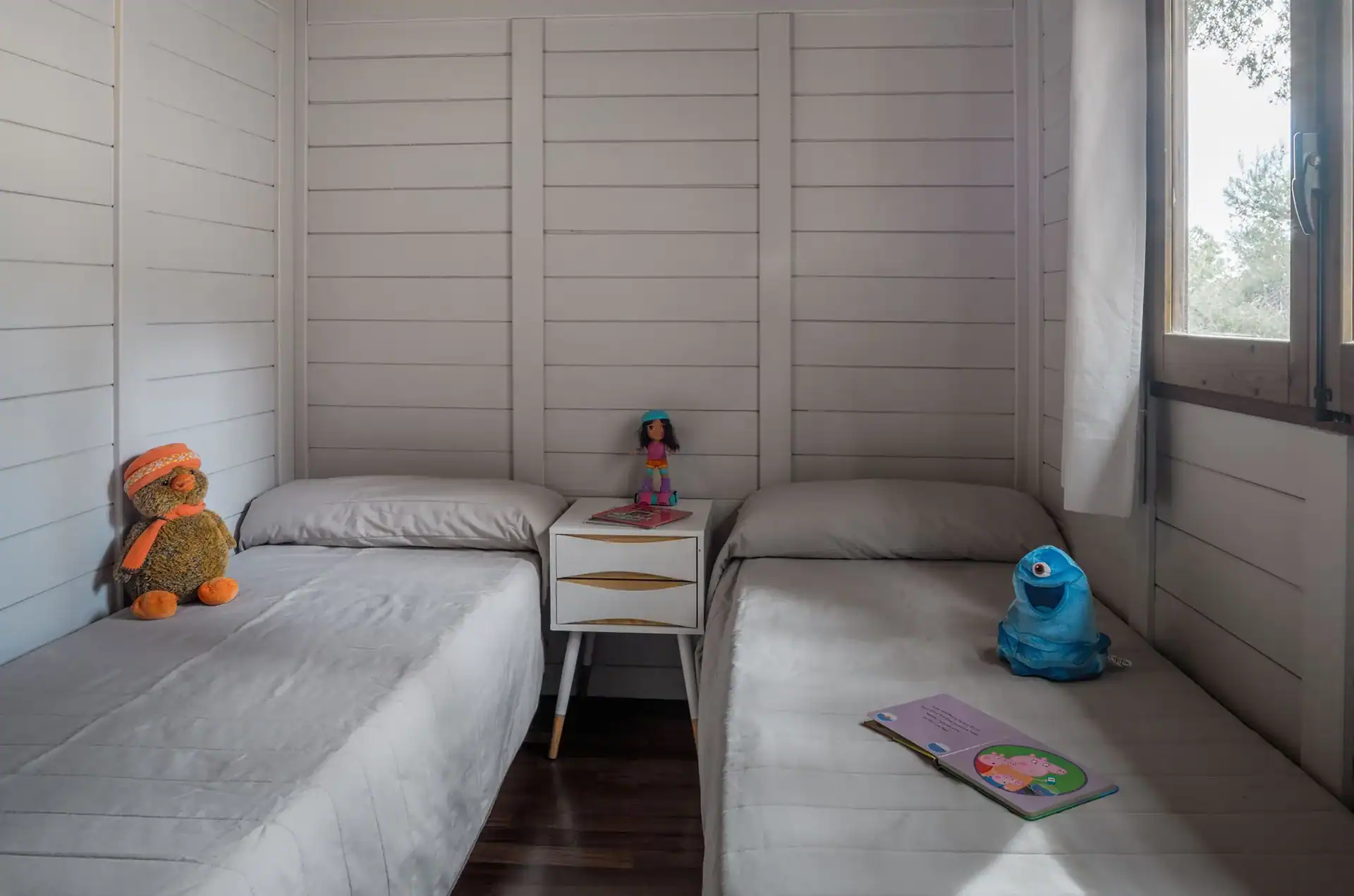Exemple d'une chambre d'un bungalow Madera 5 personnes du Camping Torre de la Mora à Tarragone en Espagne, sur la Costa Dorada