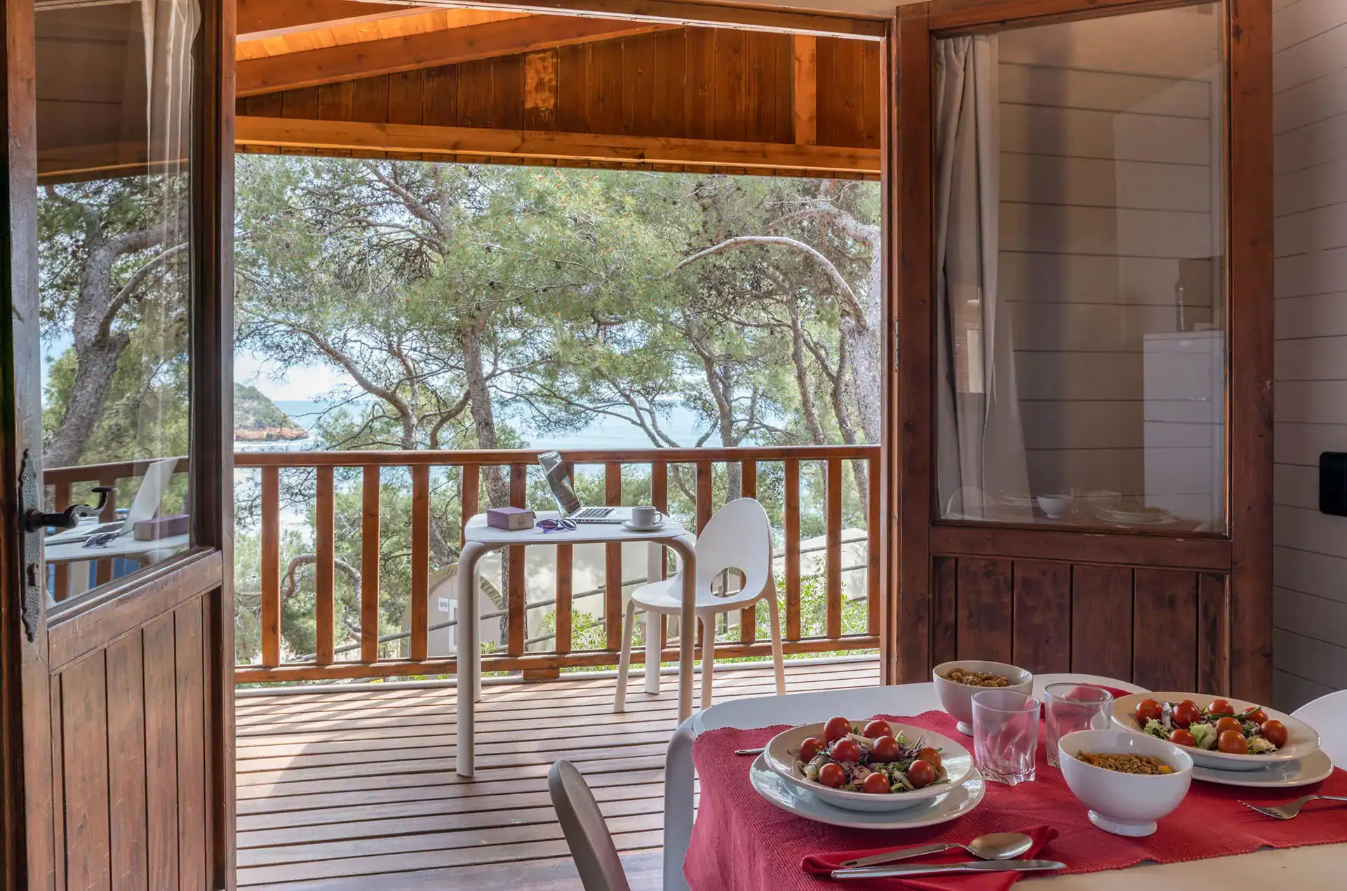 Exemple d'un intérieur d'un bungalow Madera 5 personnes du Camping Torre de la Mora à Tarragone en Espagne, sur la Costa Dorada