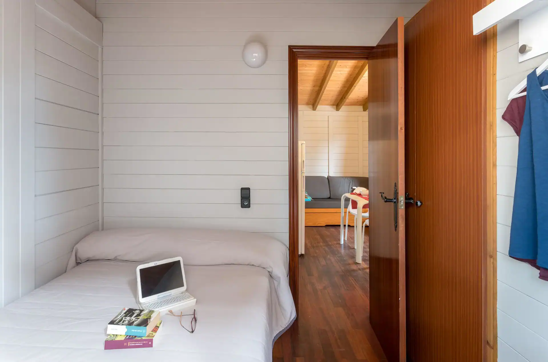 Exemple d'une chambre d'un bungalow Madera 5 personnes du Camping Torre de la Mora à Tarragone en Espagne, sur la Costa Dorada