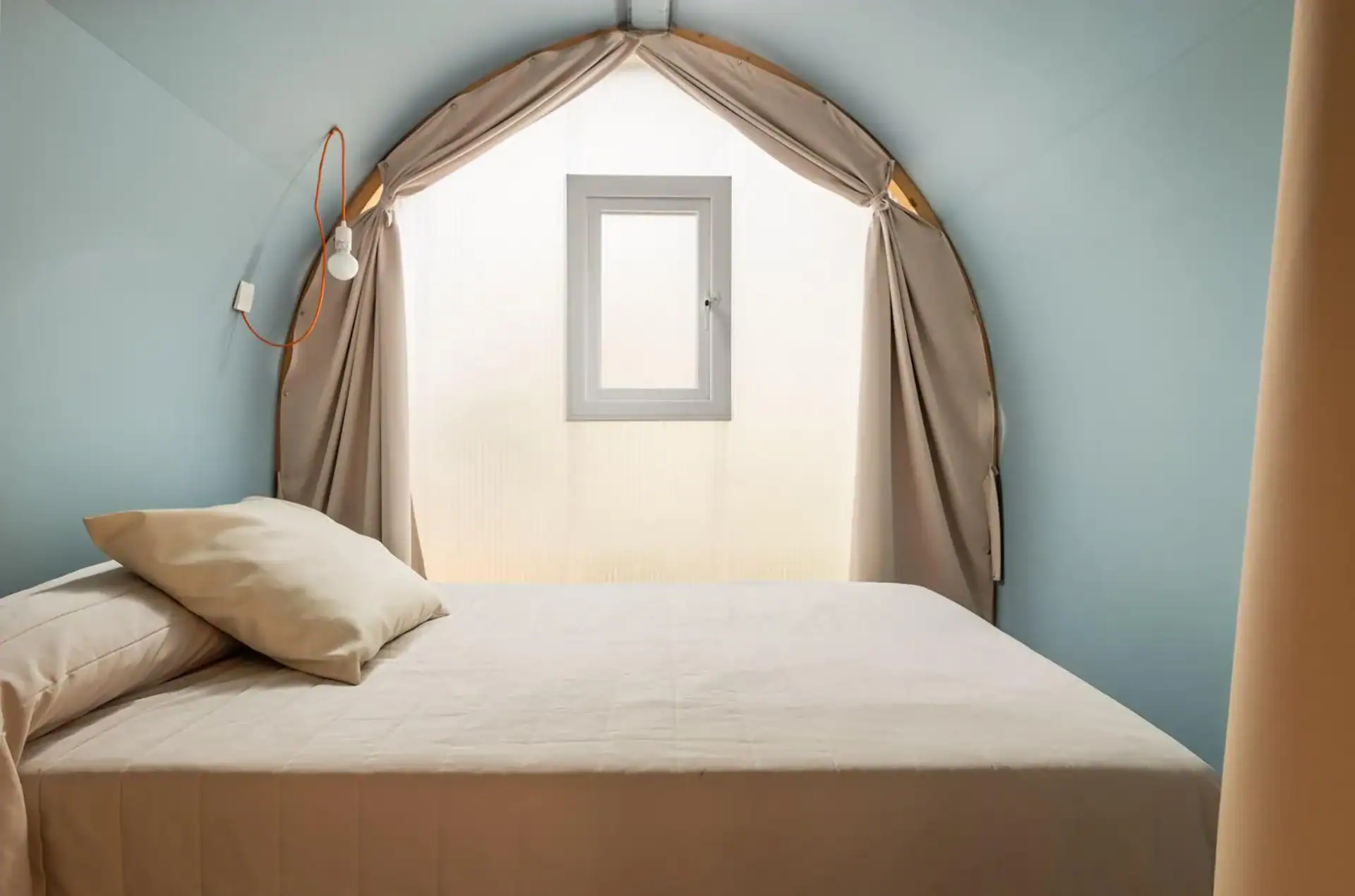 Exemple d'une chambre d'une tente coco 4 personnes du Camping Torre de la Mora à Tarragone en Espagne, sur la Costa Dorada