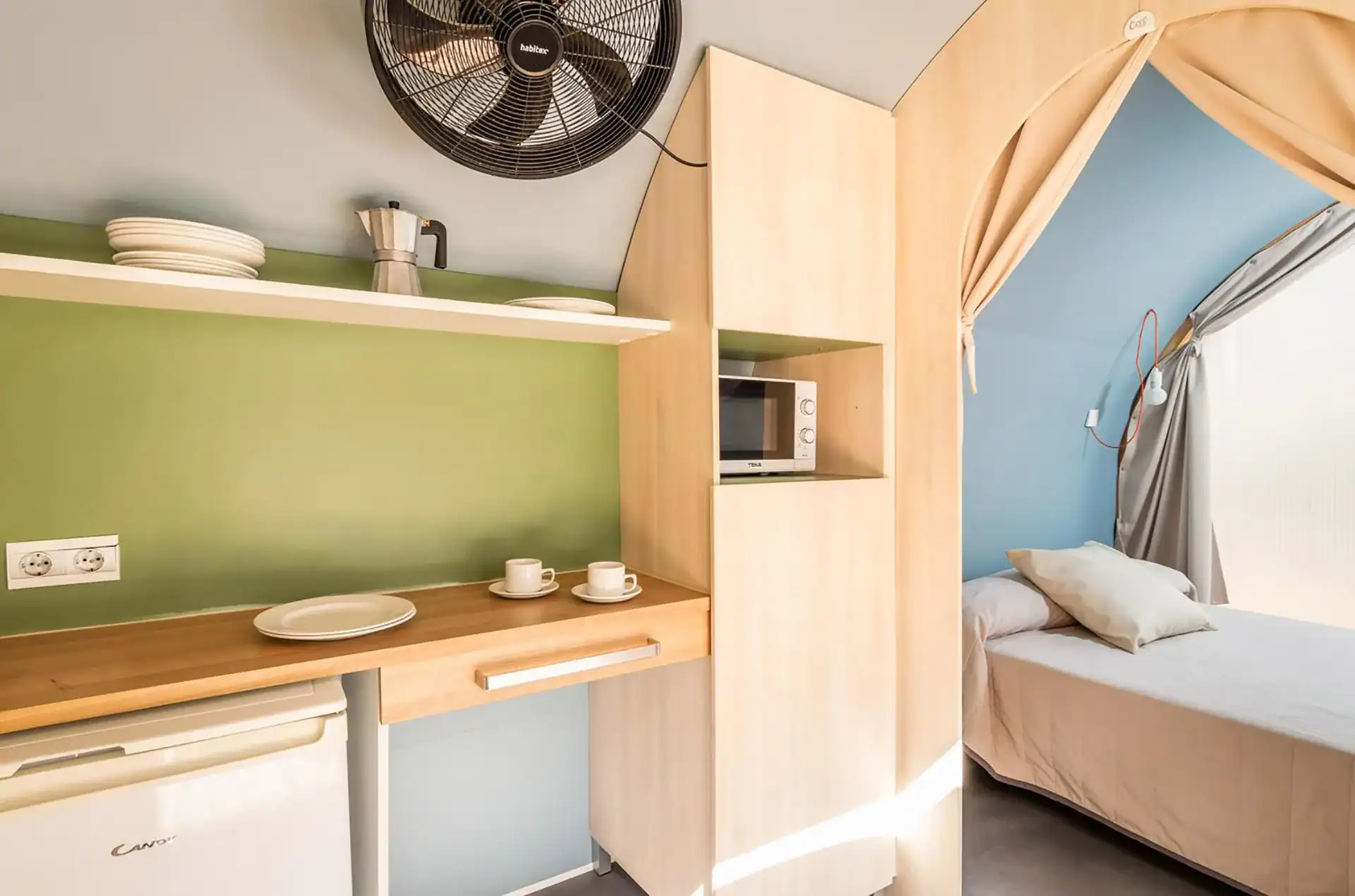 Exemple d'un intérieur d'une tente coco 4 personnes du Camping Torre de la Mora à Tarragone en Espagne, sur la Costa Dorada