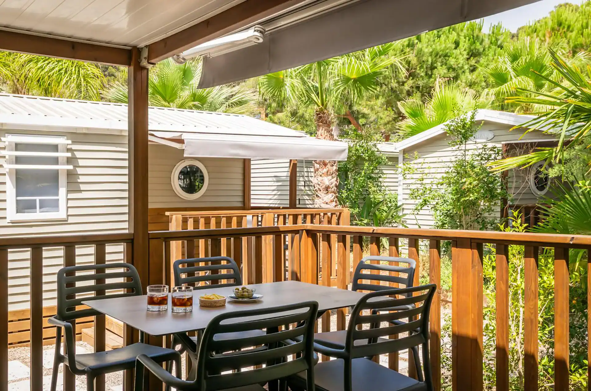 Exemple d'une terrasse d'un mobile-home du Camping Torre de la Mora à Tarragone en Espagne, sur la Costa Dorada