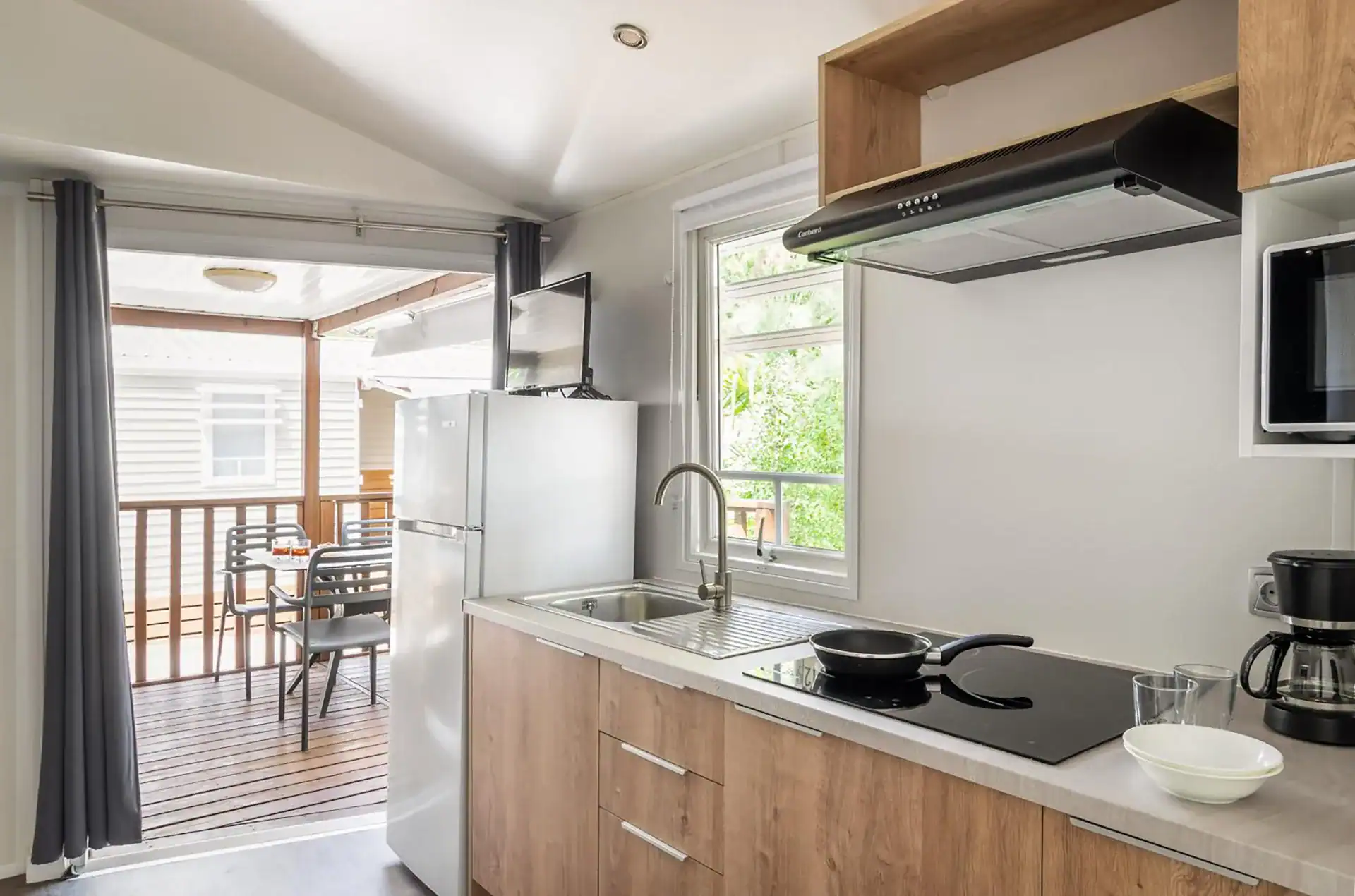 Exemple d'une kitchenette d'un mobile-home du Camping Torre de la Mora à Tarragone en Espagne, sur la Costa Dorada