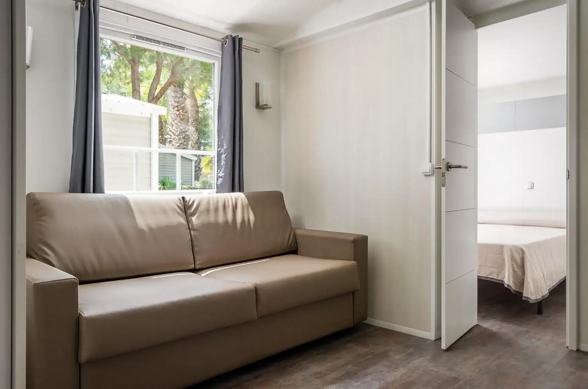 Exemple d'intérieur d'un mobile home du Camping Torre de la Mora à Tarragone en Espagne, sur la Costa Dorada