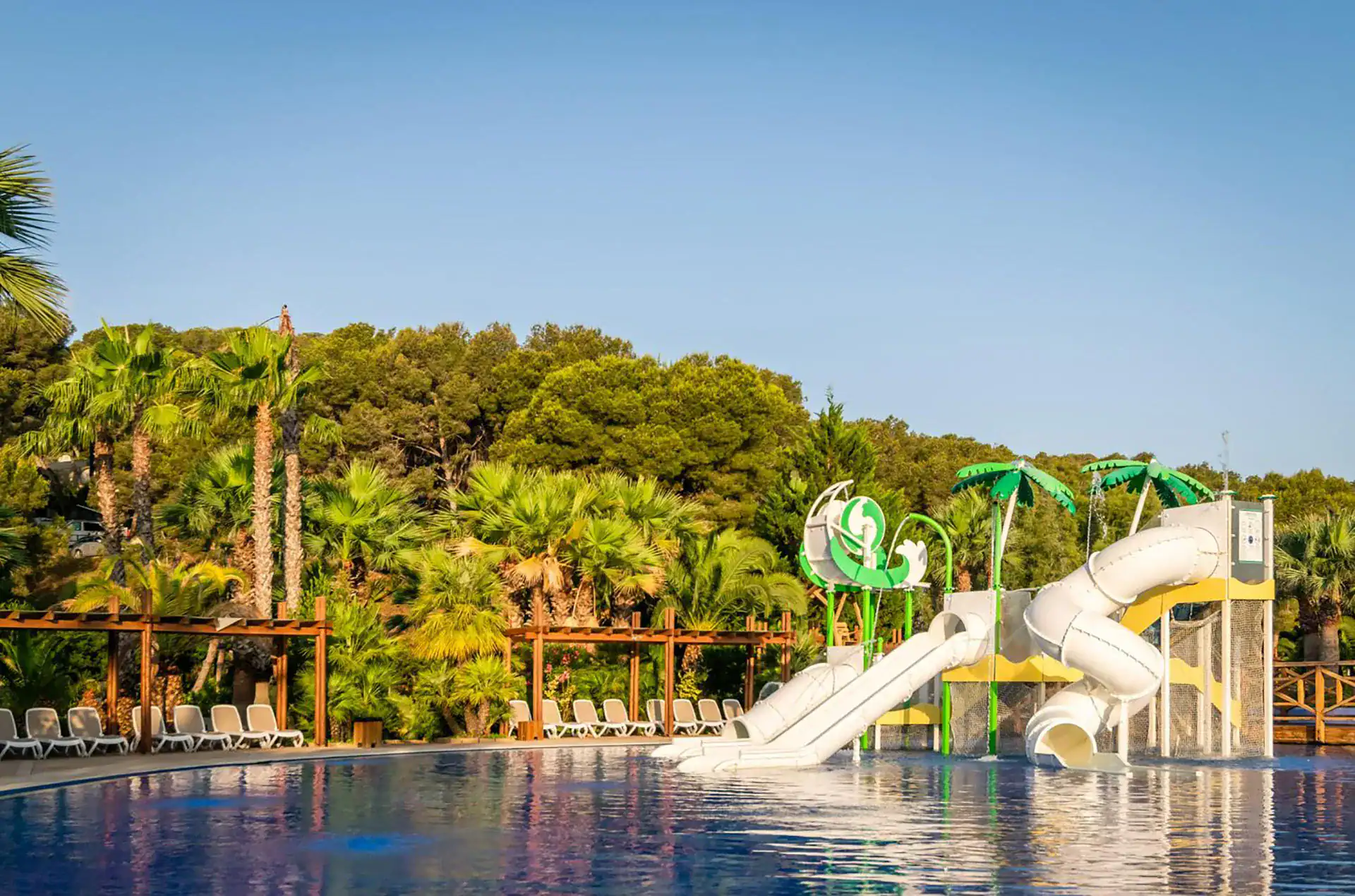 Piscine avec toboggans du camping Torre de la Mora à Tarragone