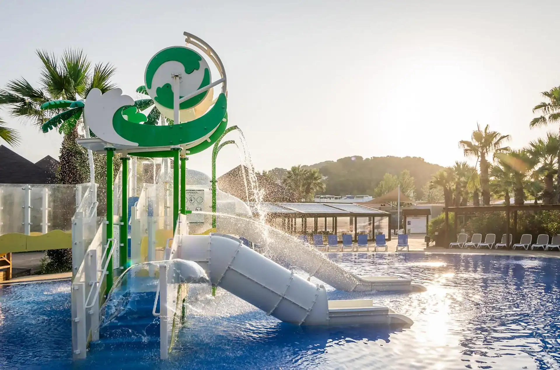 Piscine avec toboggans du camping Torre de la Mora