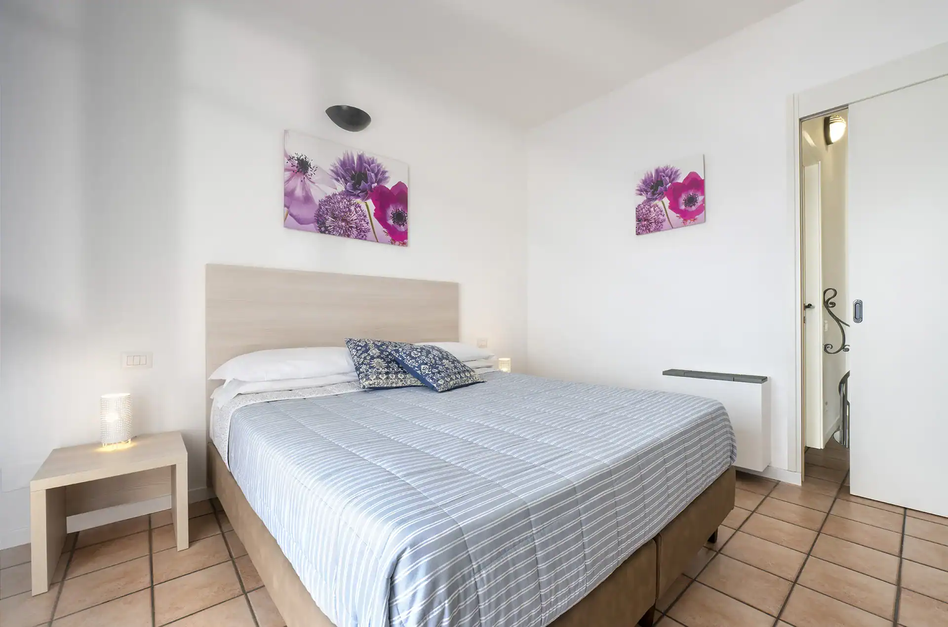 Exemple de chambre d'un logement 2 pièces 5 personnes standard de la résidence de vacances Casa & Vela à Oggebbio sur le Lac Majeur