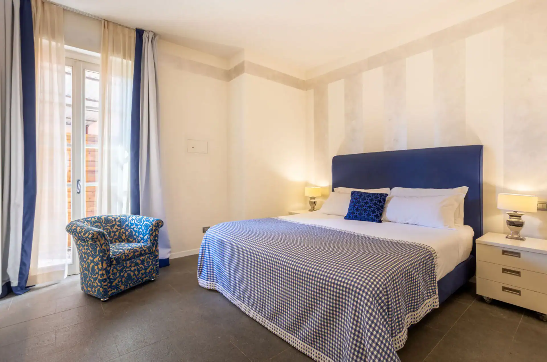 Exemple de chambre d'un logement Bilocale 3 J de la résidence Antico Verbano à Meina sur le Lac Majeur