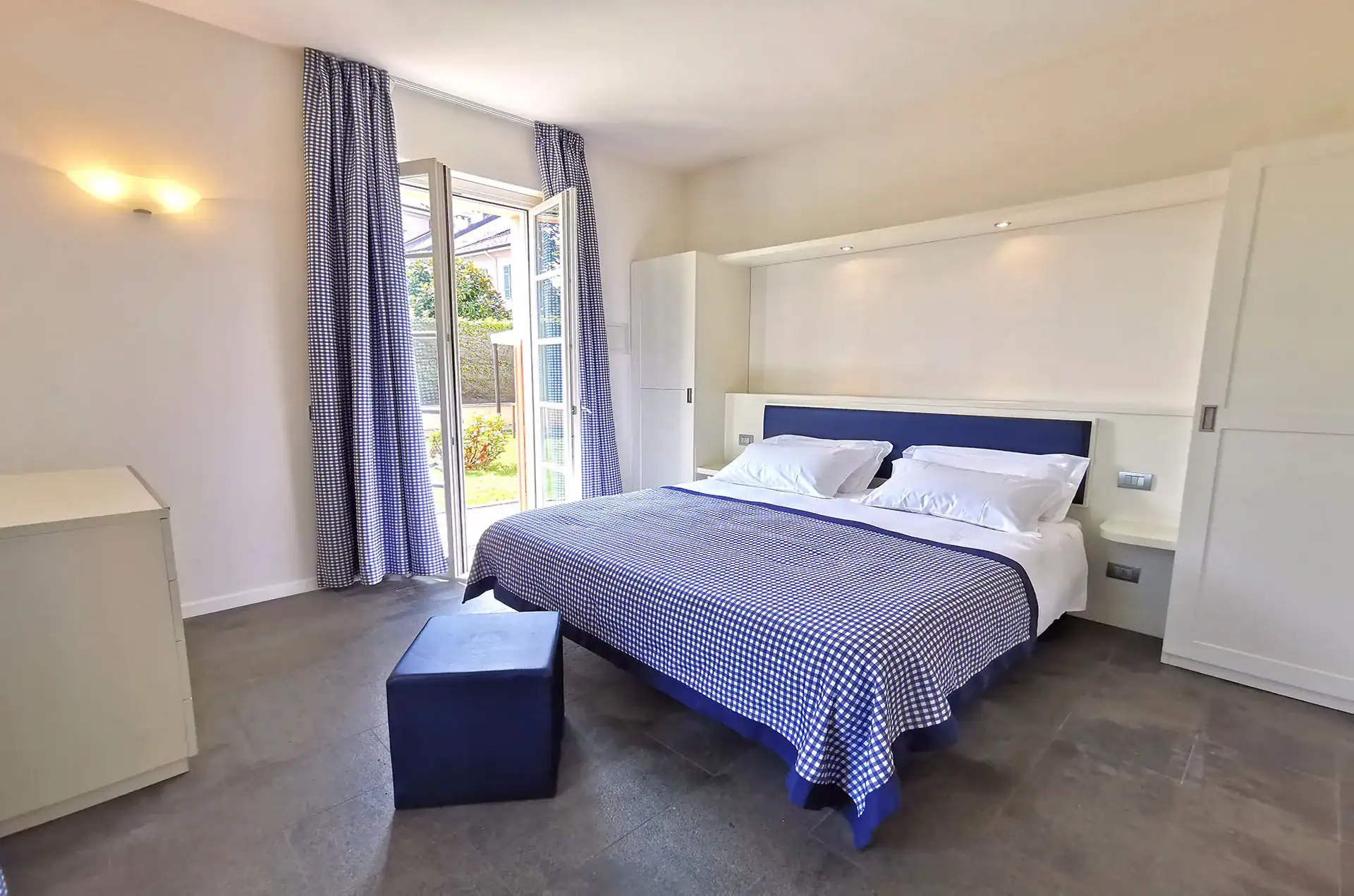 Exemple de chambre d'un logement Bilocale 3 J de la résidence Antico Verbano à Meina sur le Lac Majeur