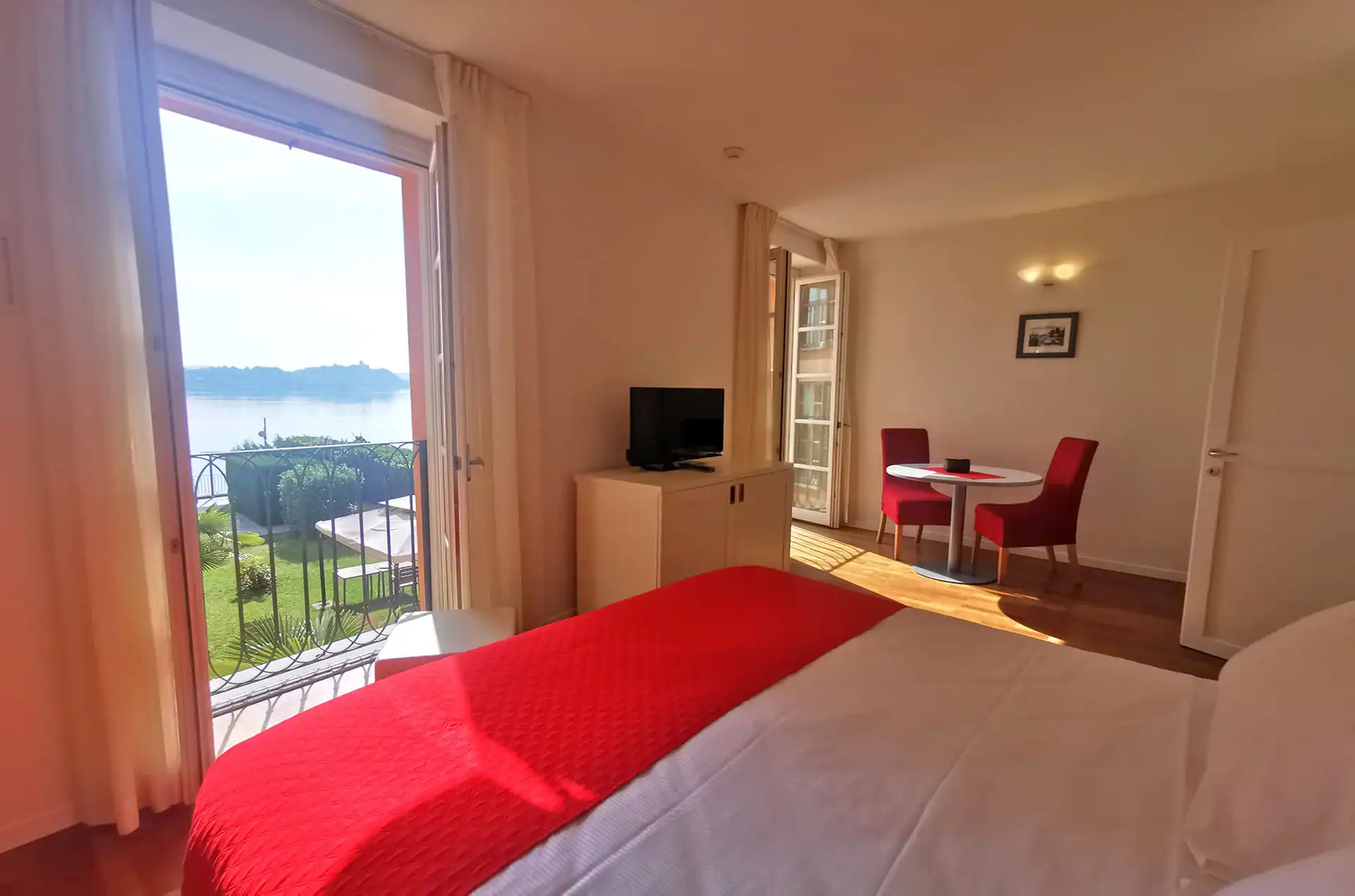 Exemple de chambre d'un logement Bilocale 4 J de la résidence Antico Verbano à Meina sur le Lac Majeur