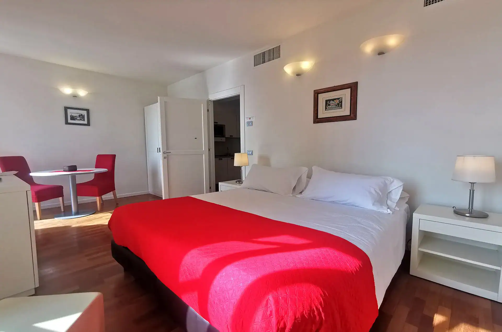 Exemple de chambre d'un logement Bilocale 4 J de la résidence Antico Verbano à Meina sur le Lac Majeur