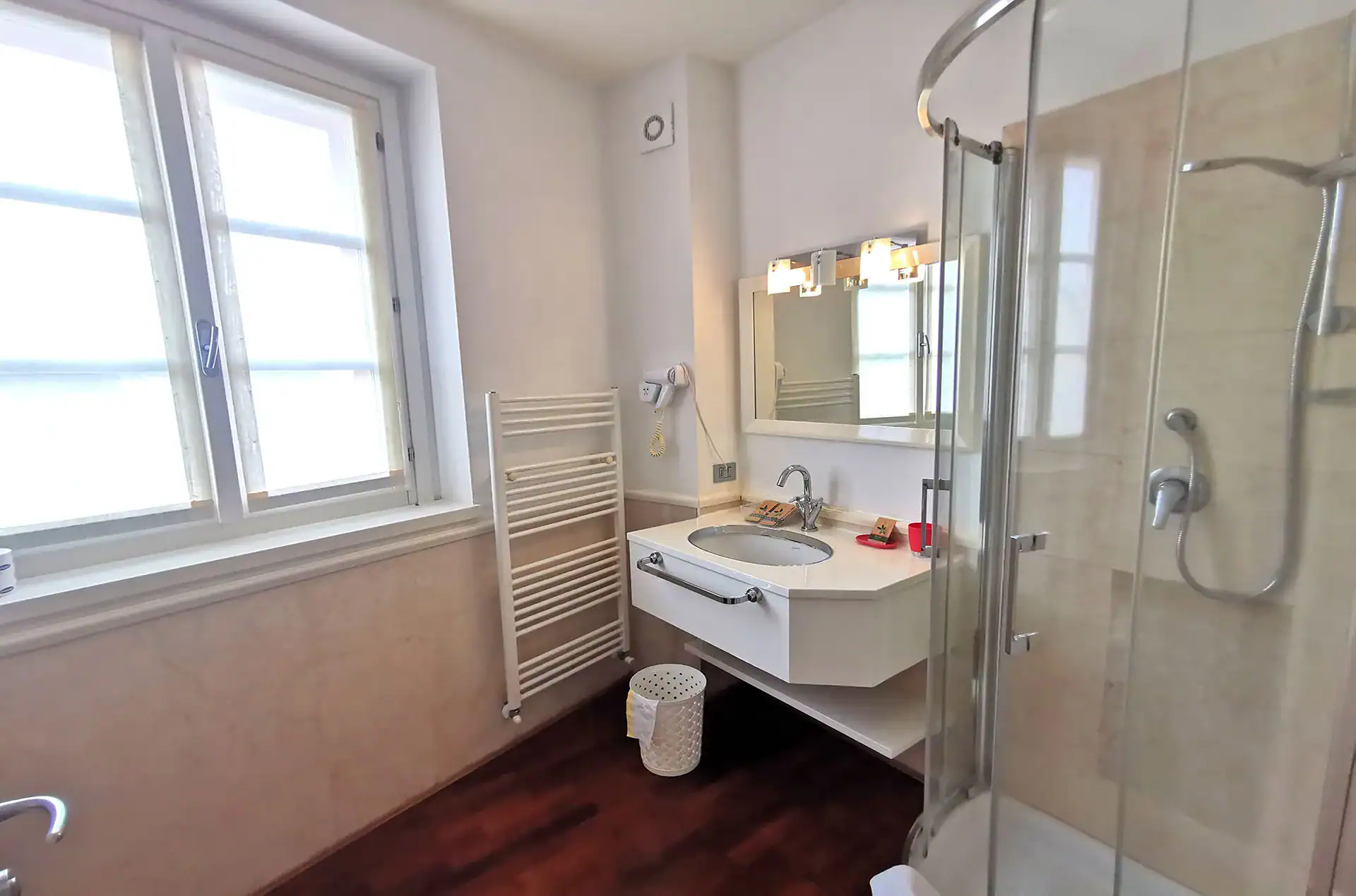 Exemple de salle de bain d'un logement Trilocale de la résidence Antico Verbano à Meina sur le Lac Majeur