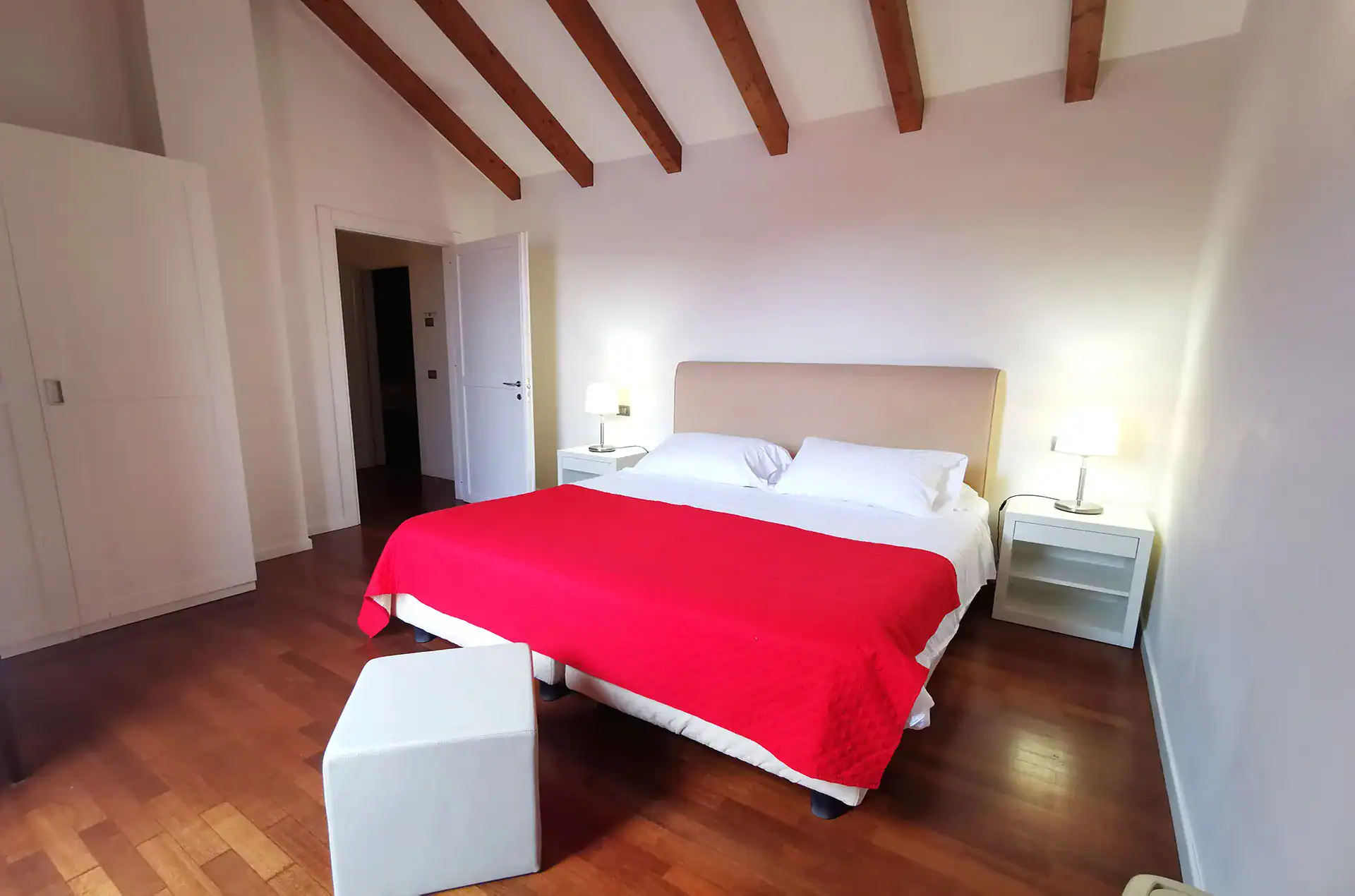 Exemple de chambre d'un logement Trilocale de la résidence Antico Verbano à Meina sur le Lac Majeur