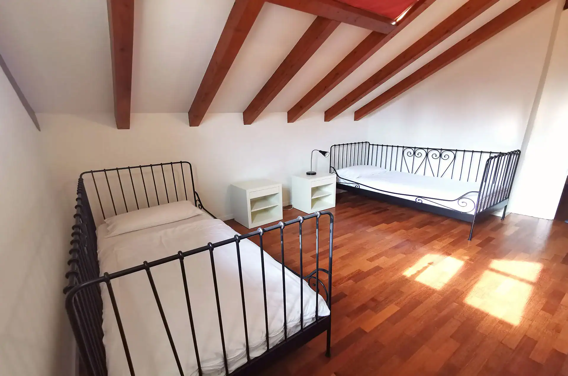 Exemple de chambre d'un logement Trilocale de la résidence Antico Verbano à Meina sur le Lac Majeur