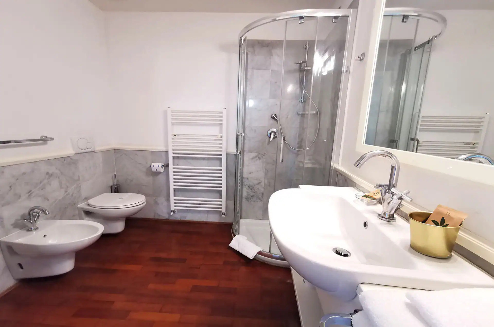 Exemple d'une salle de bain d'un logement Trilocale de la résidence Antico Verbano à Meina sur le Lac Majeur