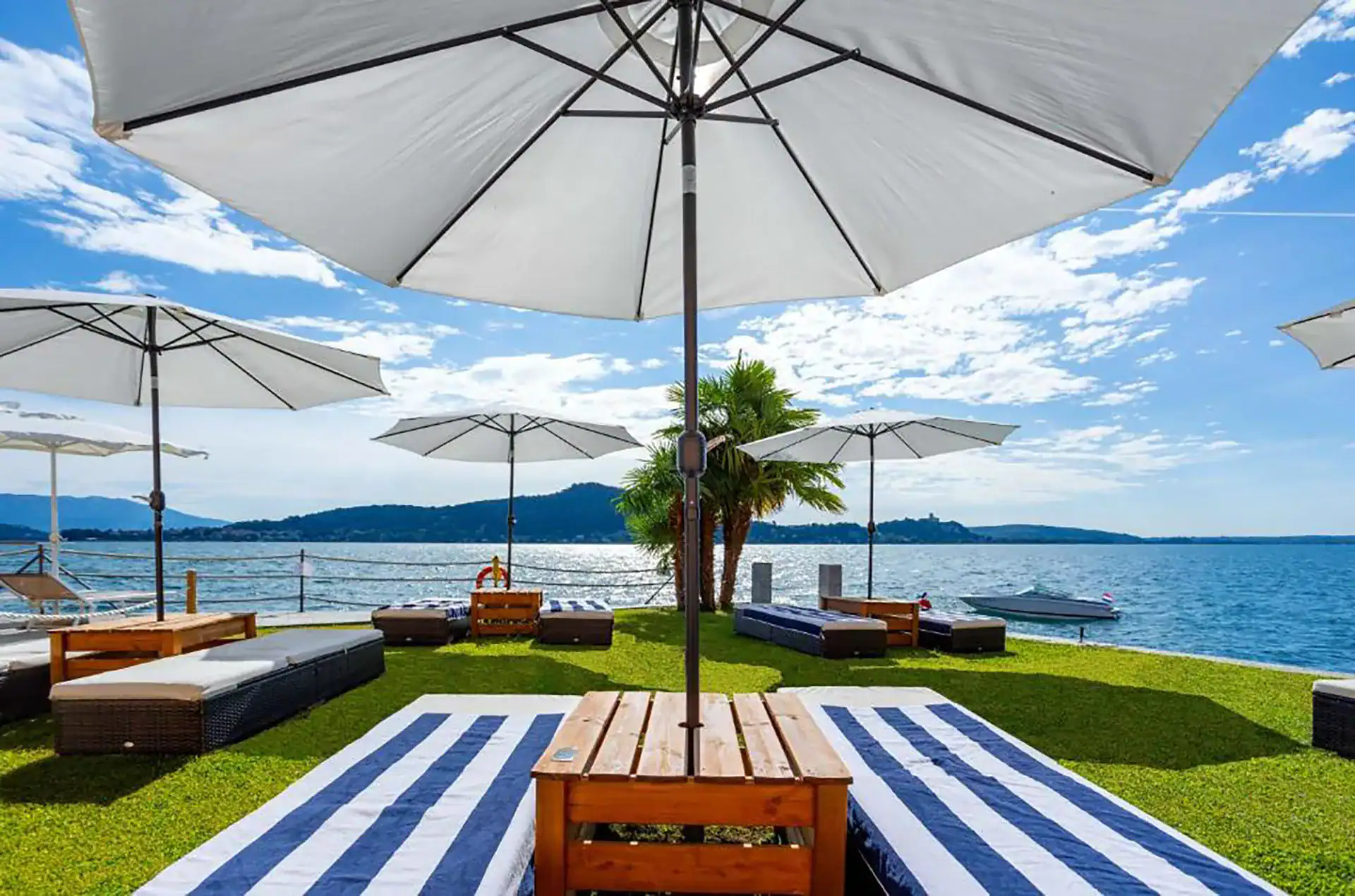 Espace détente avec vue sur le lac majeur depuis la résidence Antico Verbano à Meina sur le Lac Majeur