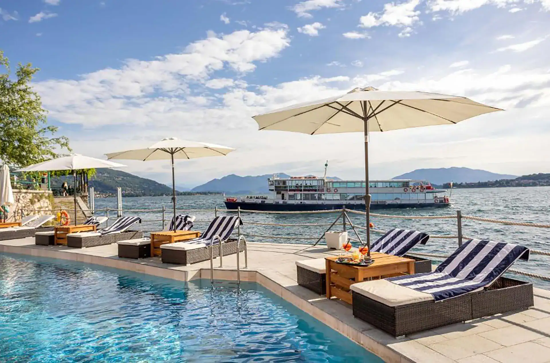 Piscine avec vue sur le lac majeur depuis la résidence Antico Verbano à Meina sur le Lac Majeur