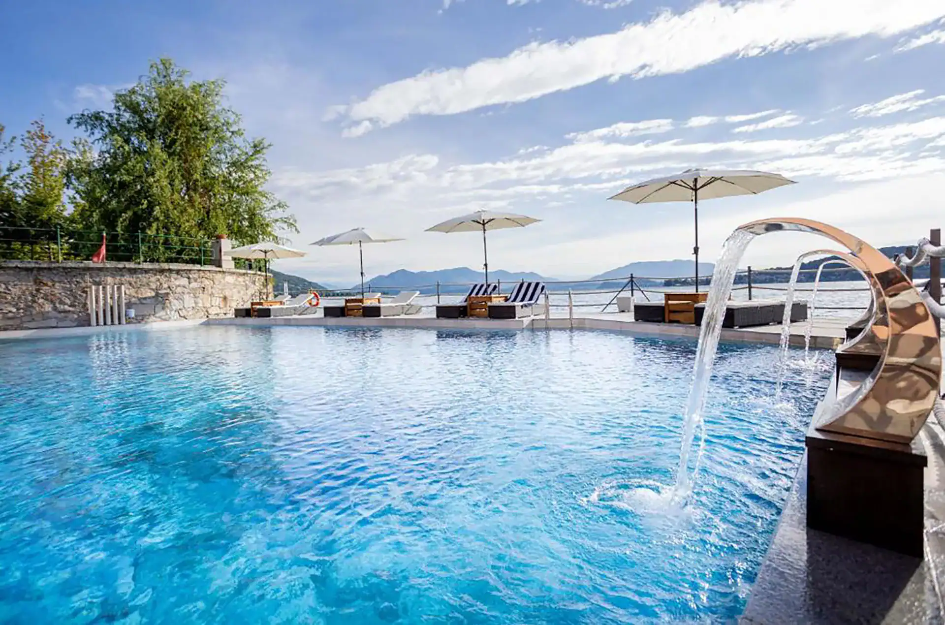 Piscine avec vue sur le lac majeur depuis la résidence Antico Verbano à Meina sur le Lac Majeur