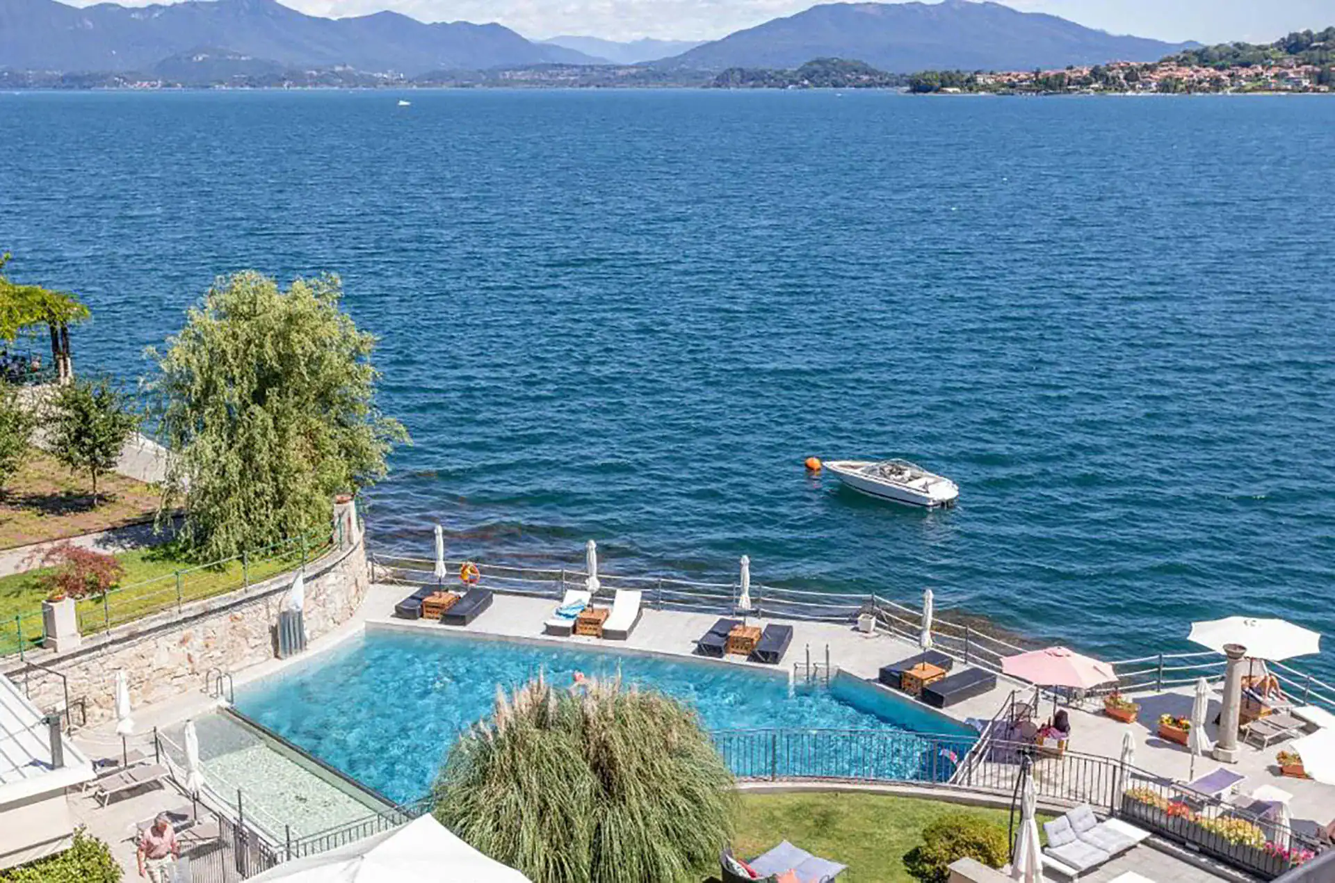 Piscine avec vue sur le lac majeur depuis la résidence Antico Verbano à Meina sur le Lac Majeur