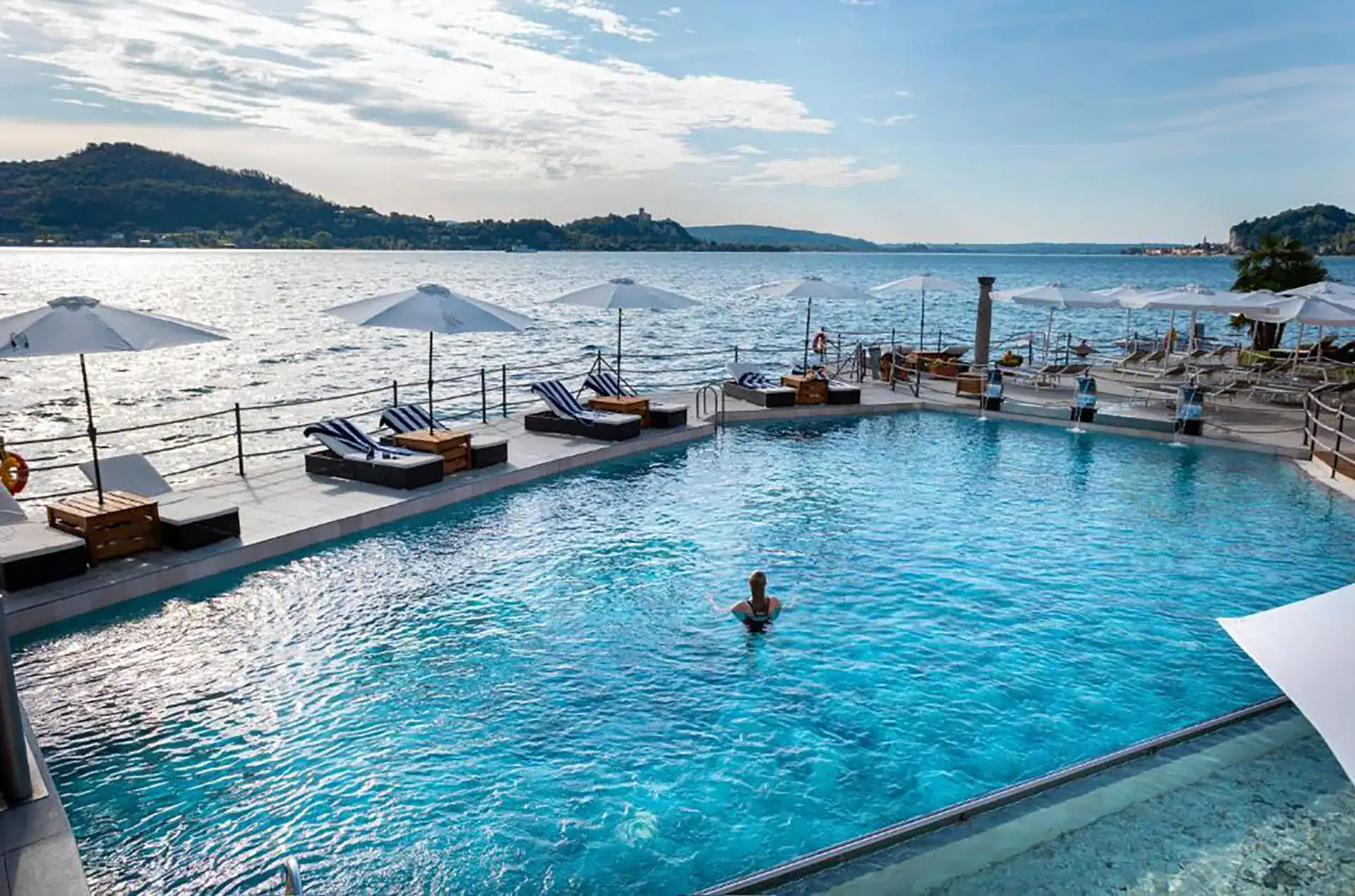 Piscine avec vue sur le lac majeur depuis la résidence Antico Verbano à Meina sur le Lac Majeur
