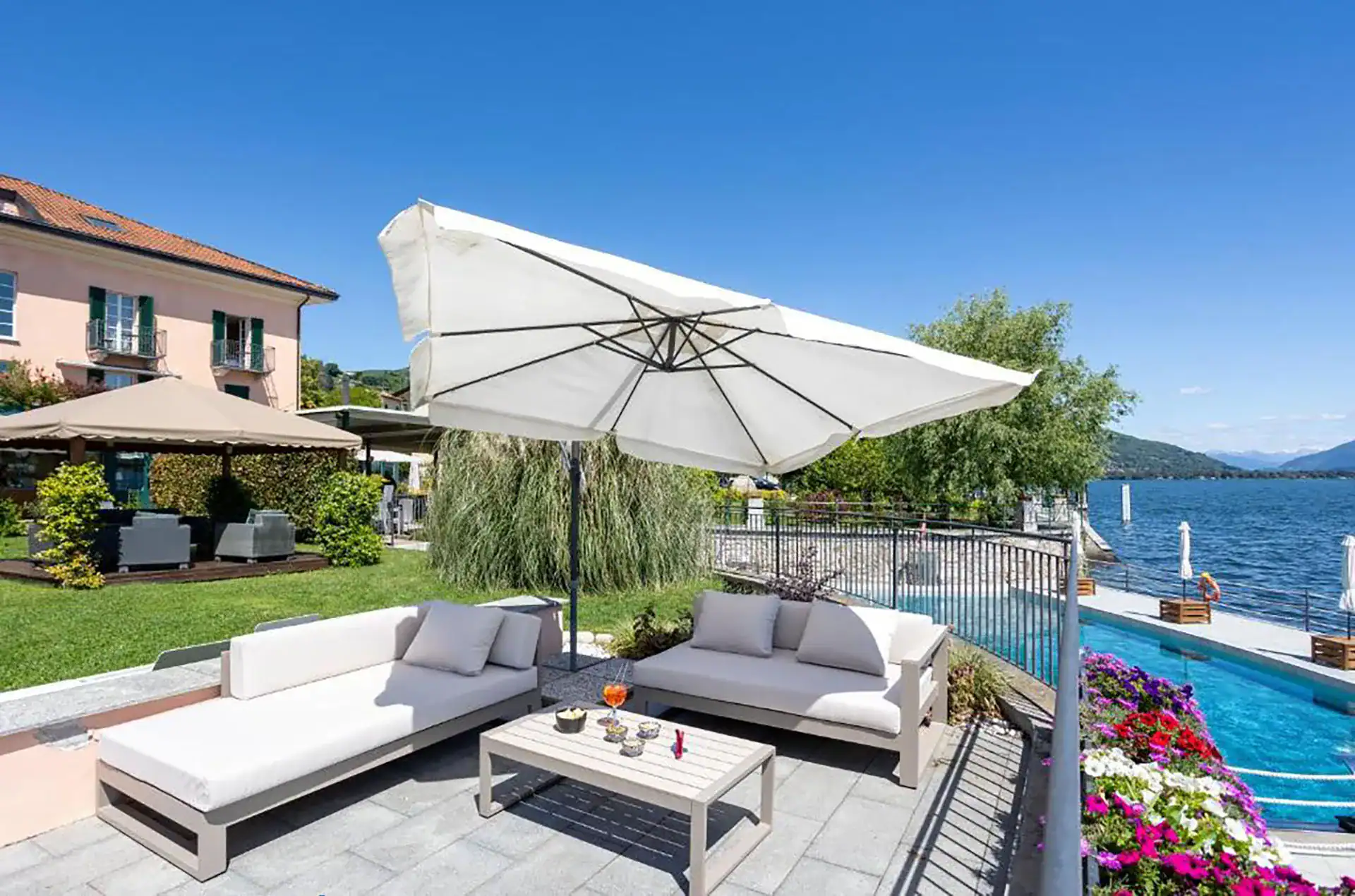 Piscine avec vue sur le lac majeur depuis la résidence Antico Verbano à Meina sur le Lac Majeur