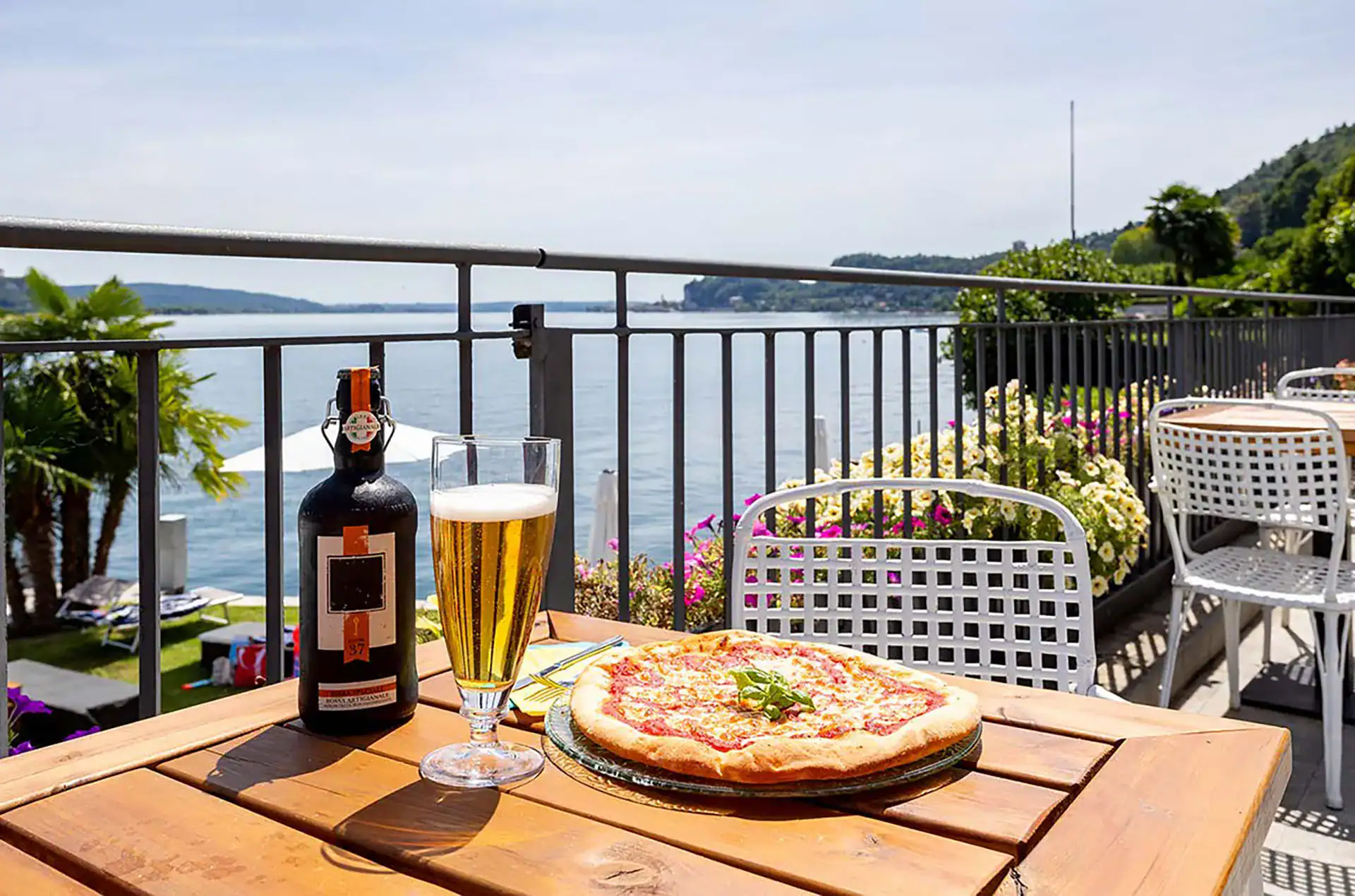 Vue sur le lac majeur depuis la résidence Antico Verbano à Meina sur le Lac Majeur