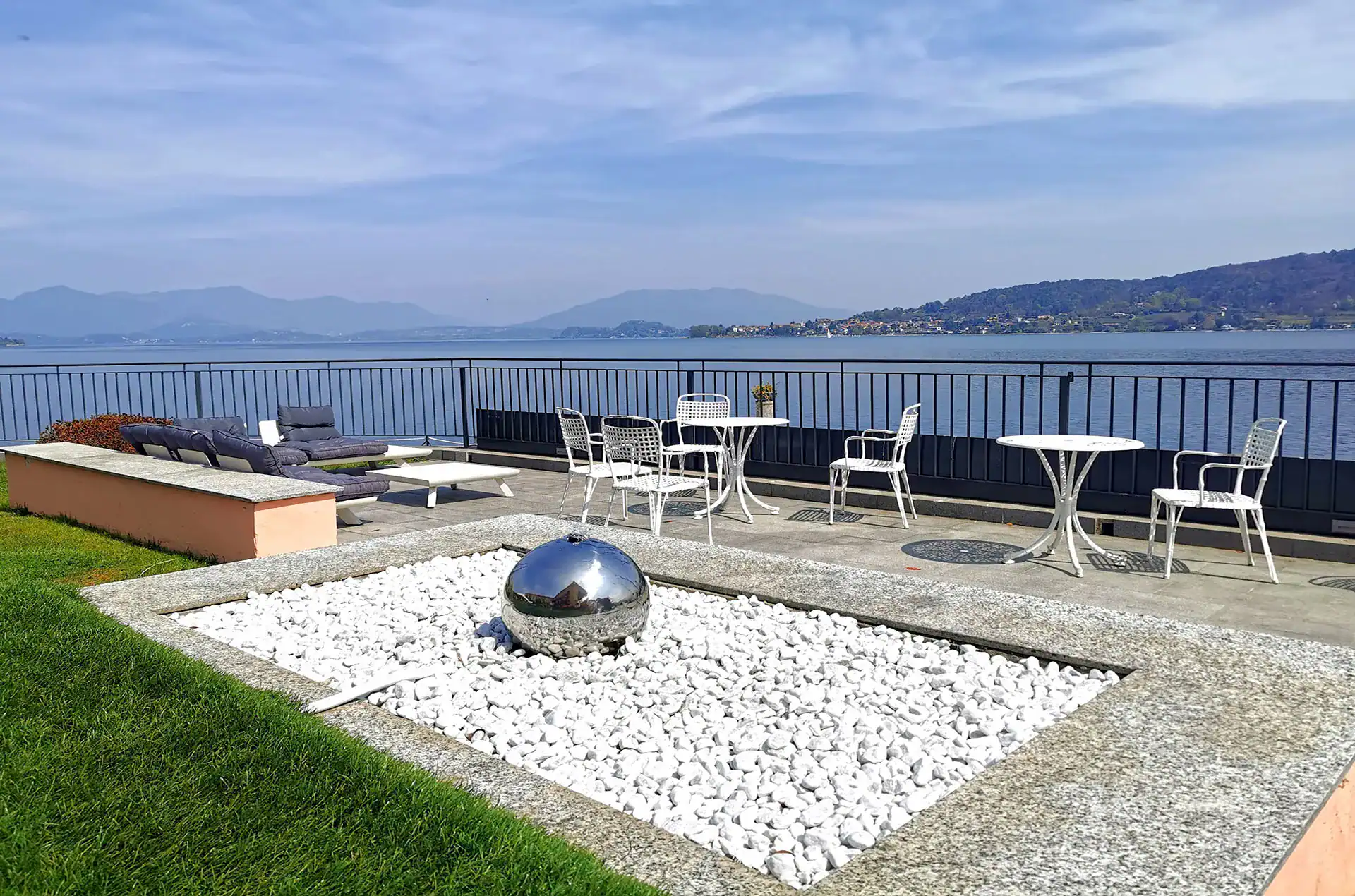 Vue sur le lac majeur depuis la résidence Antico Verbano à Meina sur le Lac Majeur