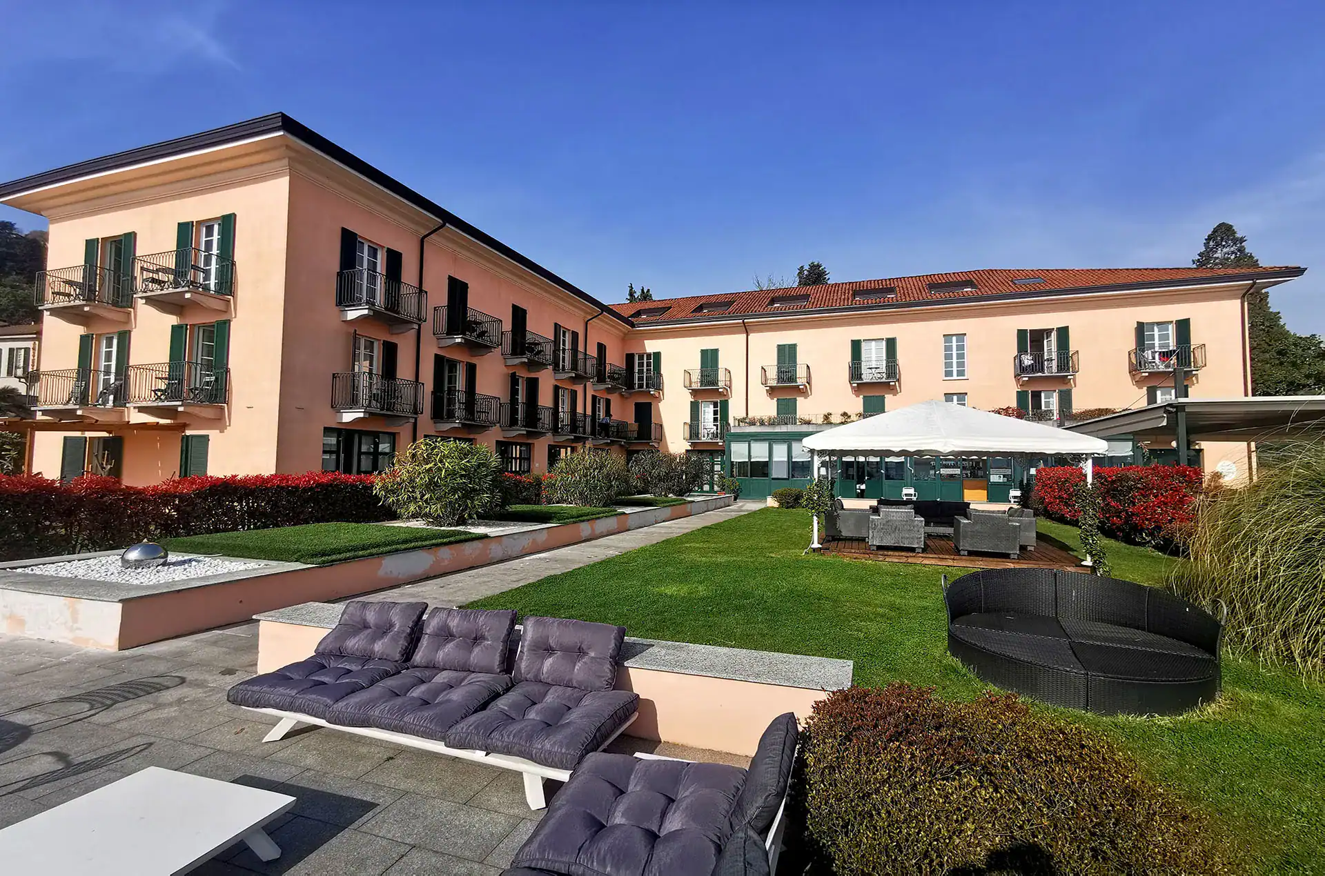 Résidence de vacances Antico Verbano à Meina sur le Lac Majeur avec piscine