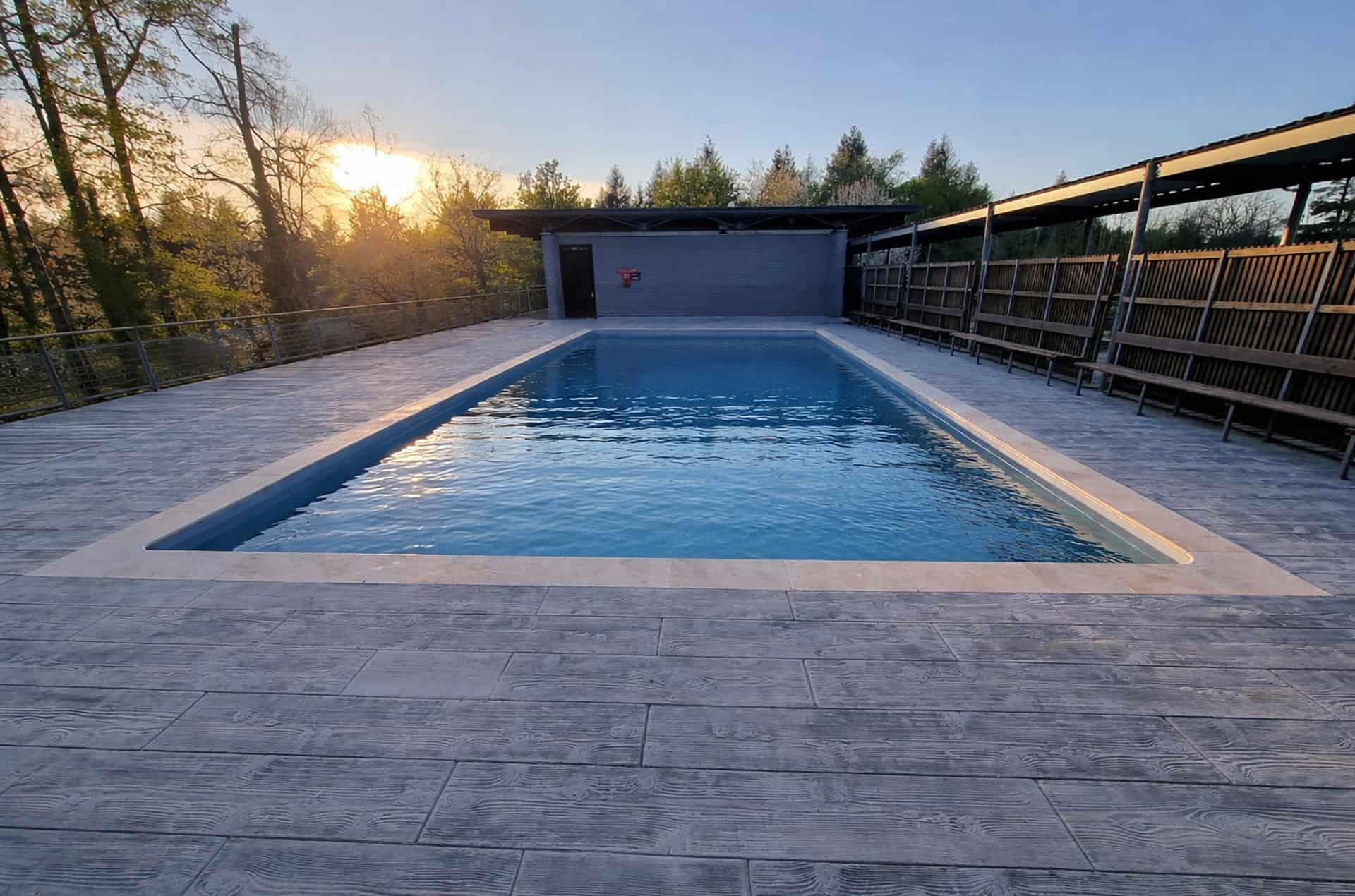 Piscine extérieure chauffée de la résidence de vacances Goélia Le Domaine des Nouailles à Nontron