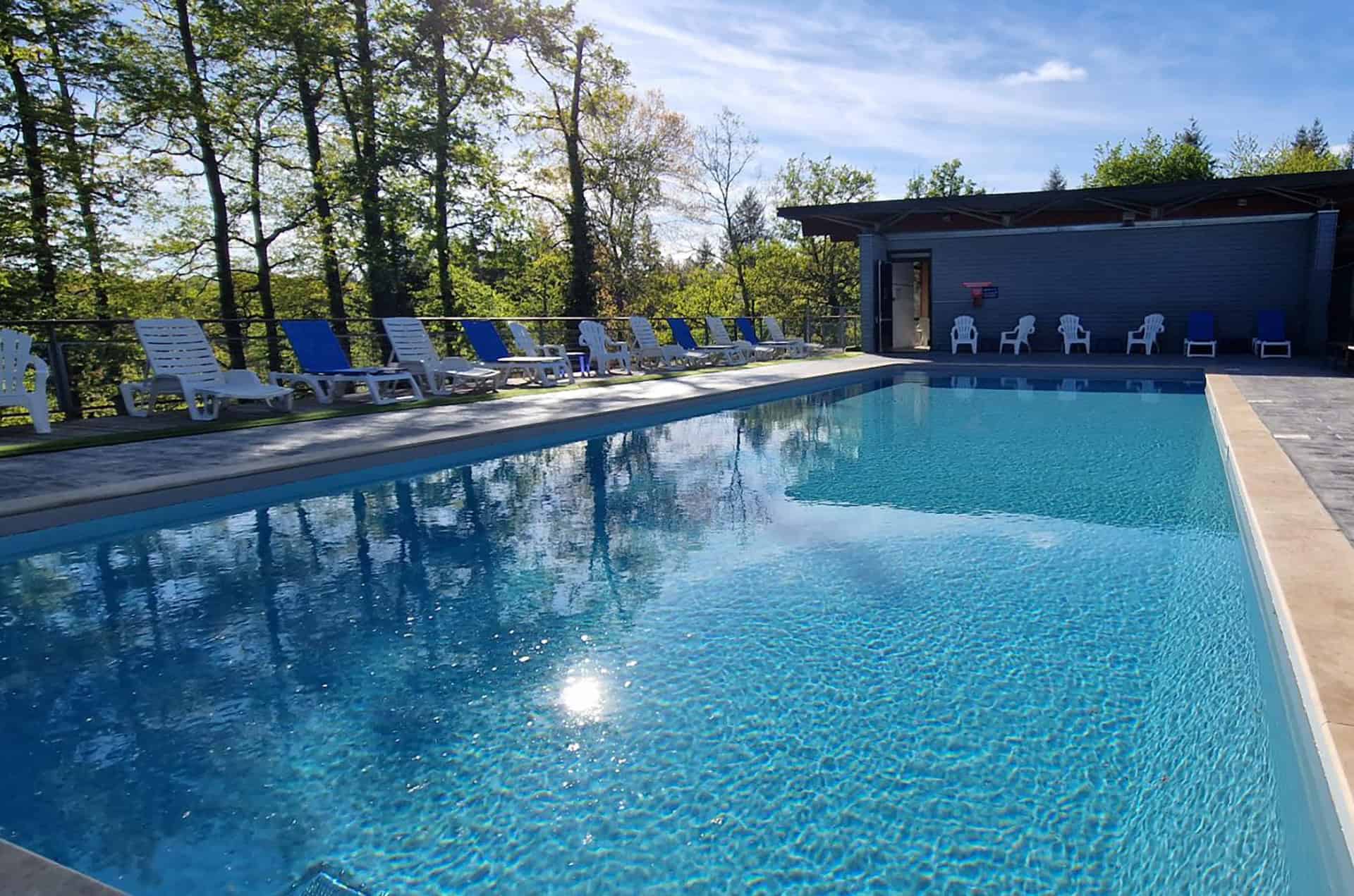 Piscine extérieure chauffée de la résidence de vacances Goélia Le Domaine des Nouailles à Nontron
