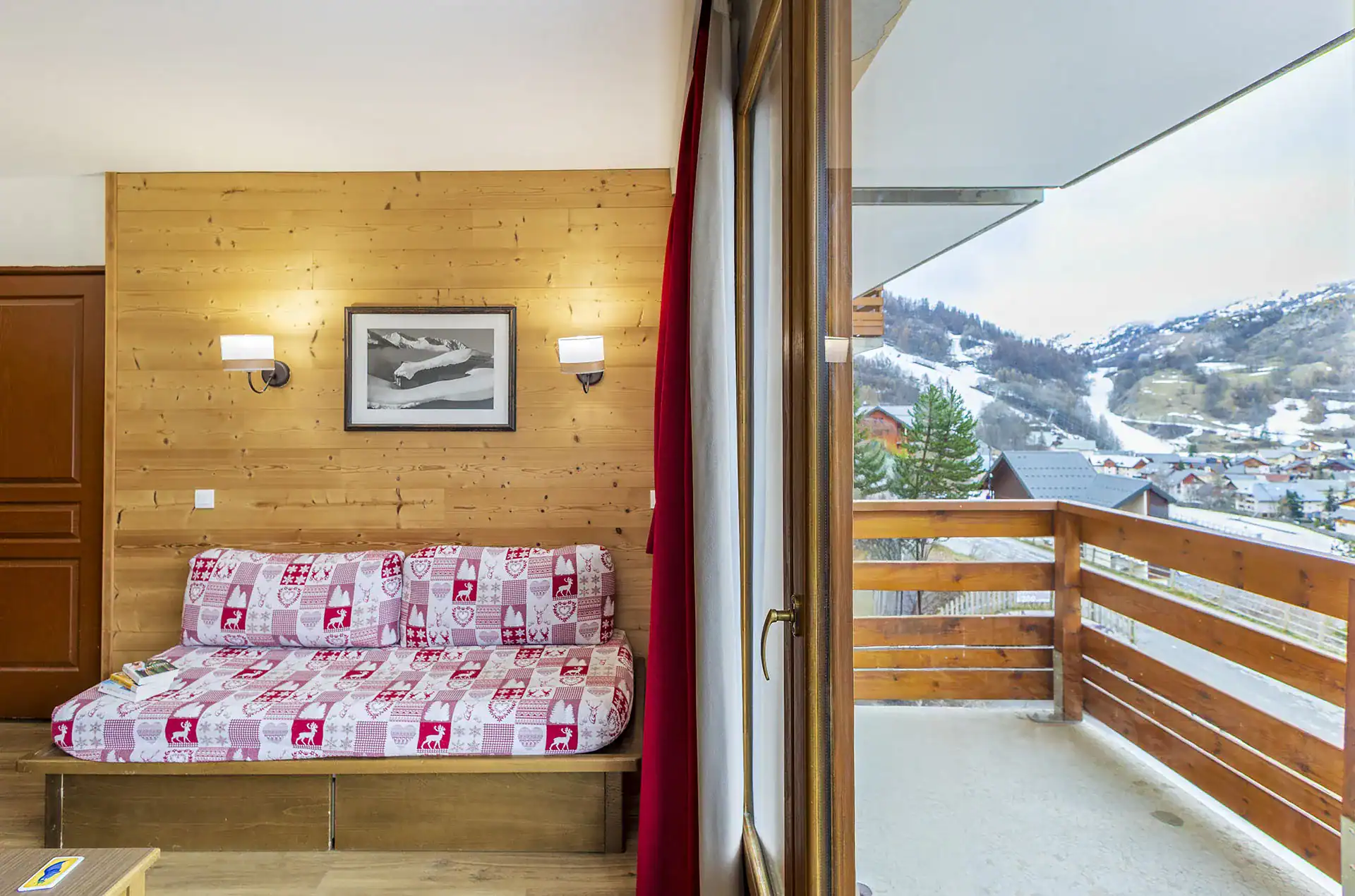 Exemple d'une terrasse et du coin salon d'un appartement de la résidence de vacances Goélia Les Chalets Valoria à Valloire