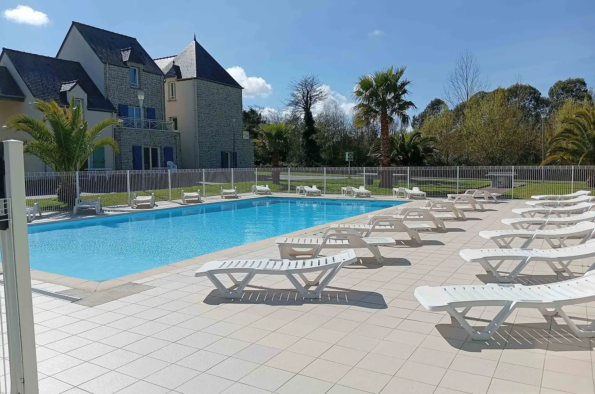 Piscine extérieure chauffée de la résidence de vacances Goélia Le Domaine des Mauriers 