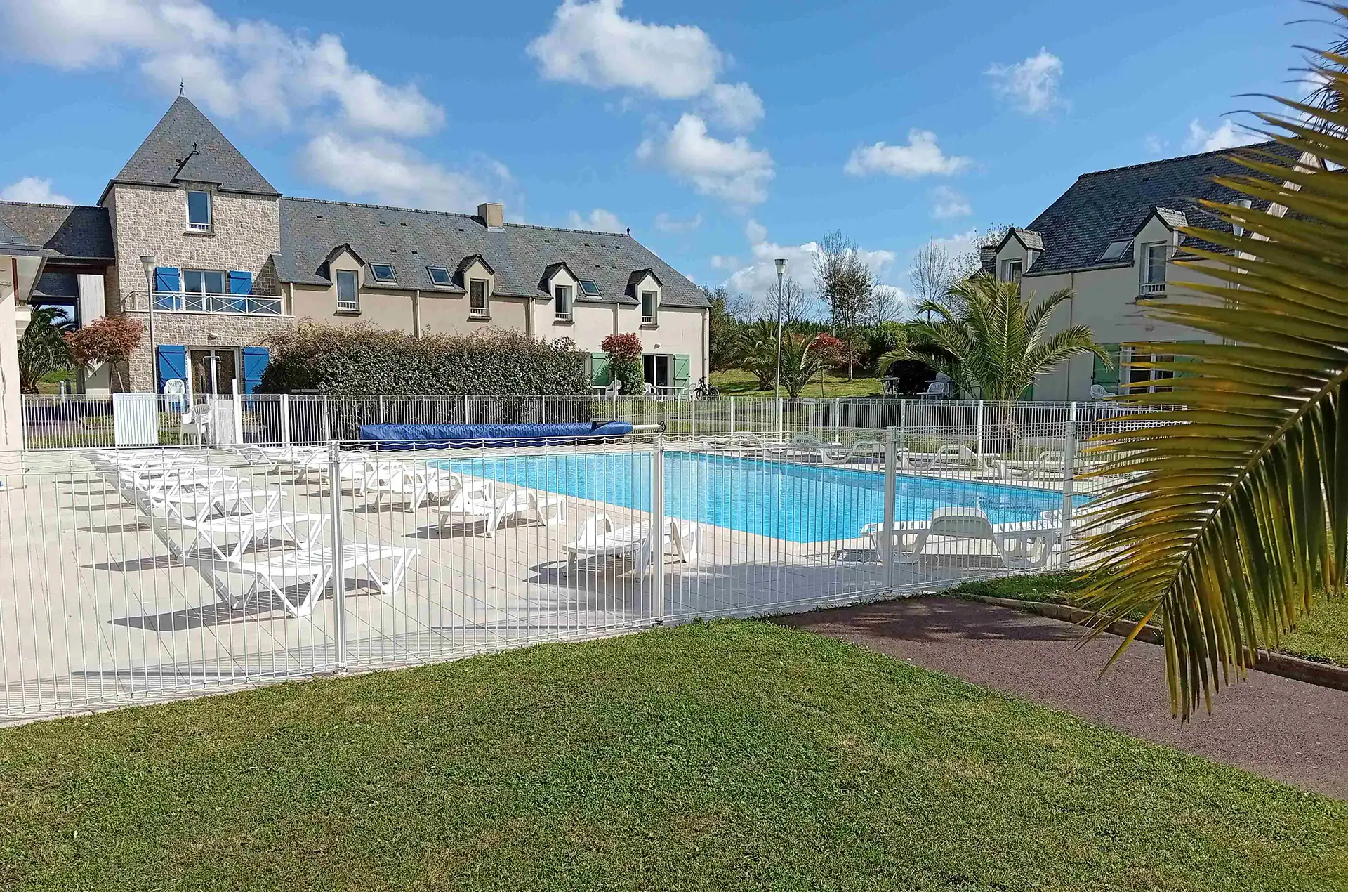 Piscine extérieure chauffée de la résidence de vacances Goélia Le Domaine des Mauriers 