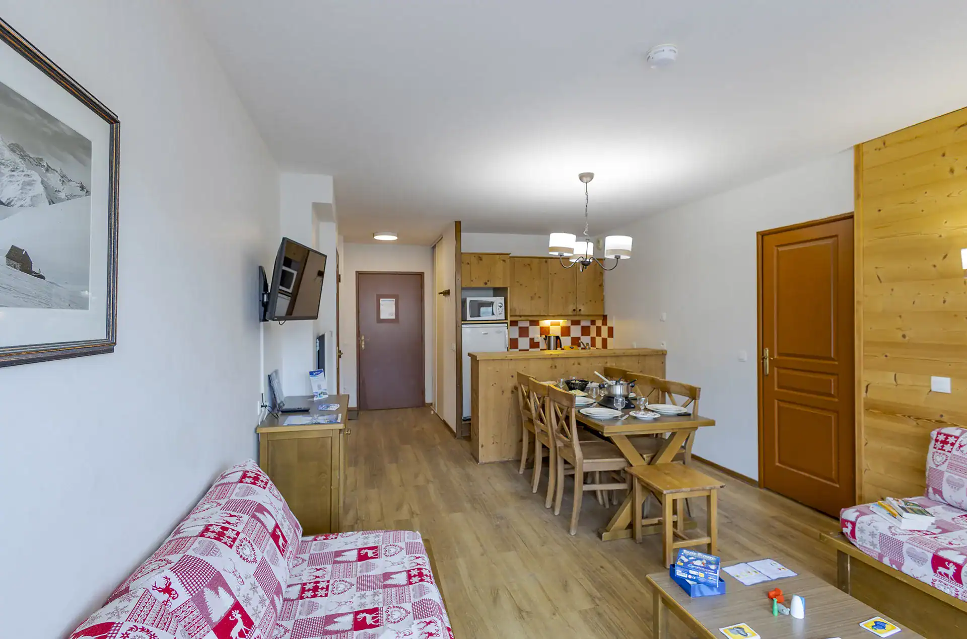 Example of a living room and kitchenette at the Goélia Les Chalets de Valoria holiday residence in Valloire