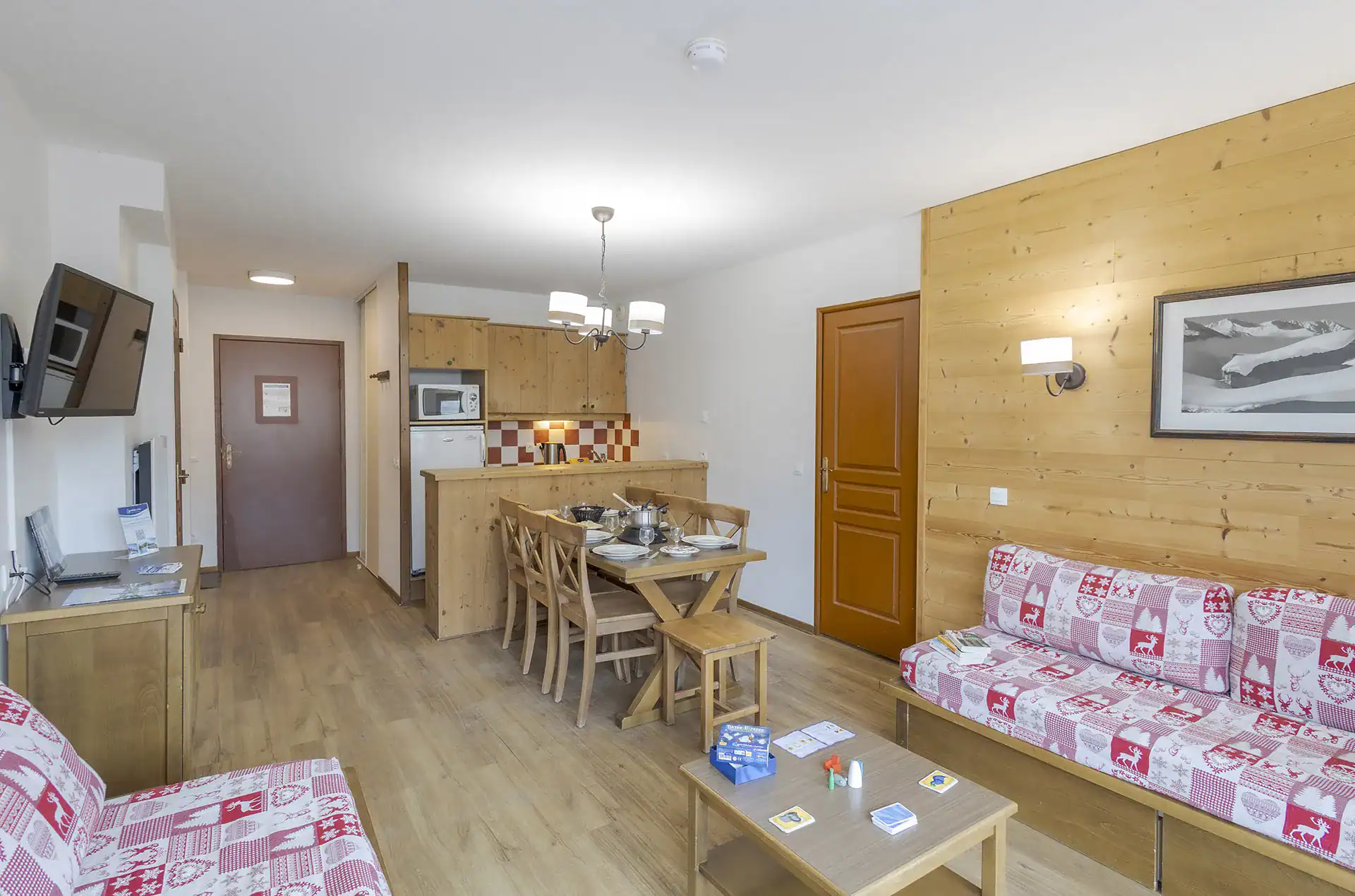 Example of a living room and kitchenette at the Goélia Les Chalets de Valoria holiday residence in Valloire