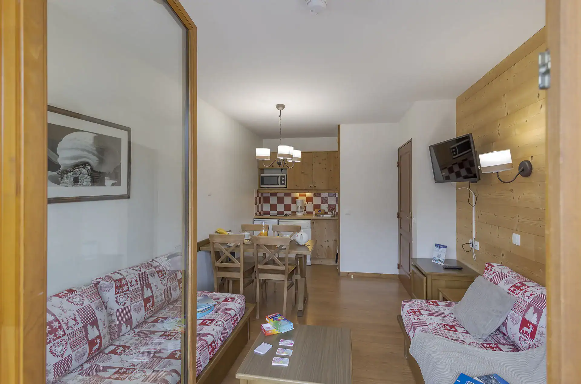 Example of a living room and kitchenette at the Goélia Les Chalets de Valoria holiday residence in Valloire
